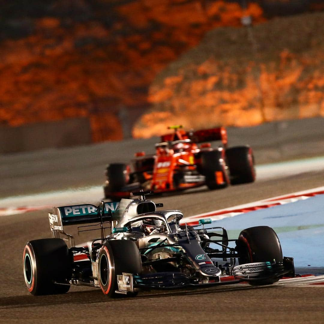 MERCEDES AMG PETRONASさんのインスタグラム写真 - (MERCEDES AMG PETRONASInstagram)「R A C E. D A Y. 👊 Time to unleash those Silver machines! Where in the 🌎 are you tuning in from for today’s #BahrainGP? • #MercedesAMGF1 #Mercedes #AMG #F1 #LH44 #PETRONASmotorsports @lewishamilton」3月31日 20時46分 - mercedesamgf1