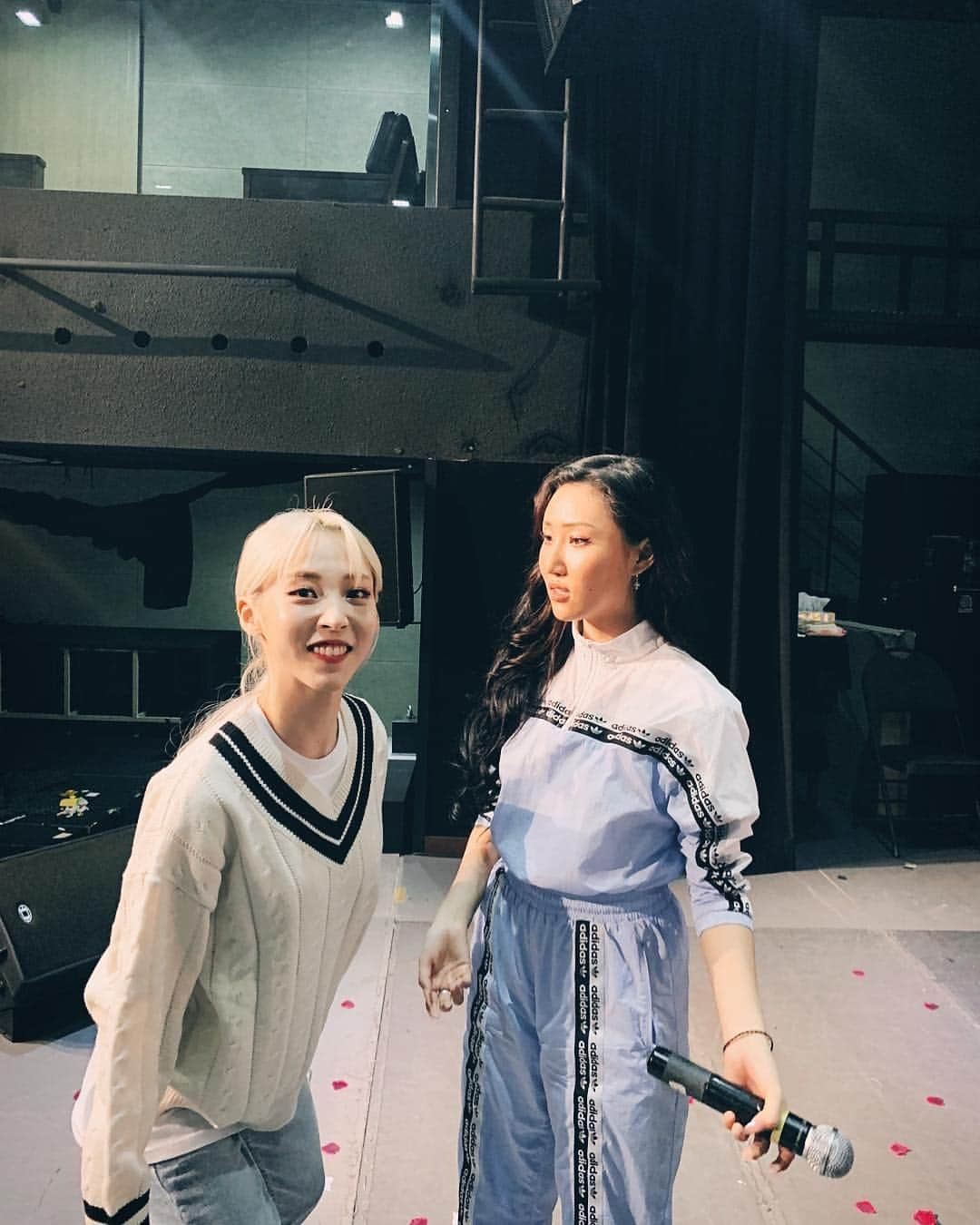 Mamamooさんのインスタグラム写真 - (MamamooInstagram)「‪[#마마무] ‬ ‪마지막 팬싸인회 비하인드 컷🥀‬ ‪-‬ ‪꽃잎 날리며 행복해하는 벼리와‬ ‪그녀의 포즈가 이해가지 않는 혜진이😅‬ ‪🤳🏻포토바이. 솔라📸‬」3月31日 20時46分 - mamamoo_official