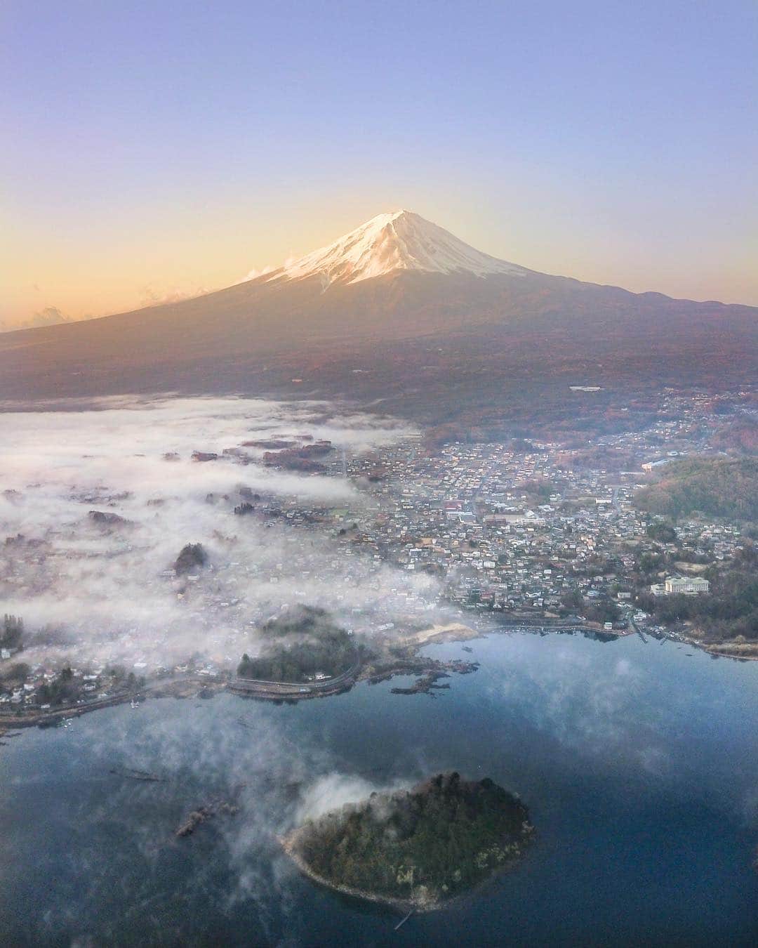 樂さんのインスタグラム写真 - (樂Instagram)「黃金富士🗻  第一次來看富士山就遇到這樣夢幻的景，真的超開心😭 #japan#tokyo#fuji」3月31日 20時46分 - ygt1016