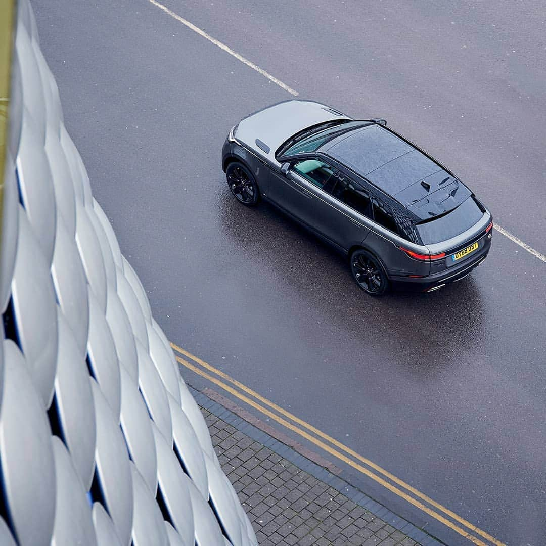 Land Roverさんのインスタグラム写真 - (Land RoverInstagram)「From the driving experience to the smallest detail, the #RangeRover #Velar is designed to transport you to a new dimension of elegance. Search "Range Rover Velar test drive" to book now.  #4x4 #CarsofInstagram #Instacar #Design #AutomotiveDesign #Car #Cars #CityLife #CityStyle #CityLifestyle」3月31日 20時46分 - landrover