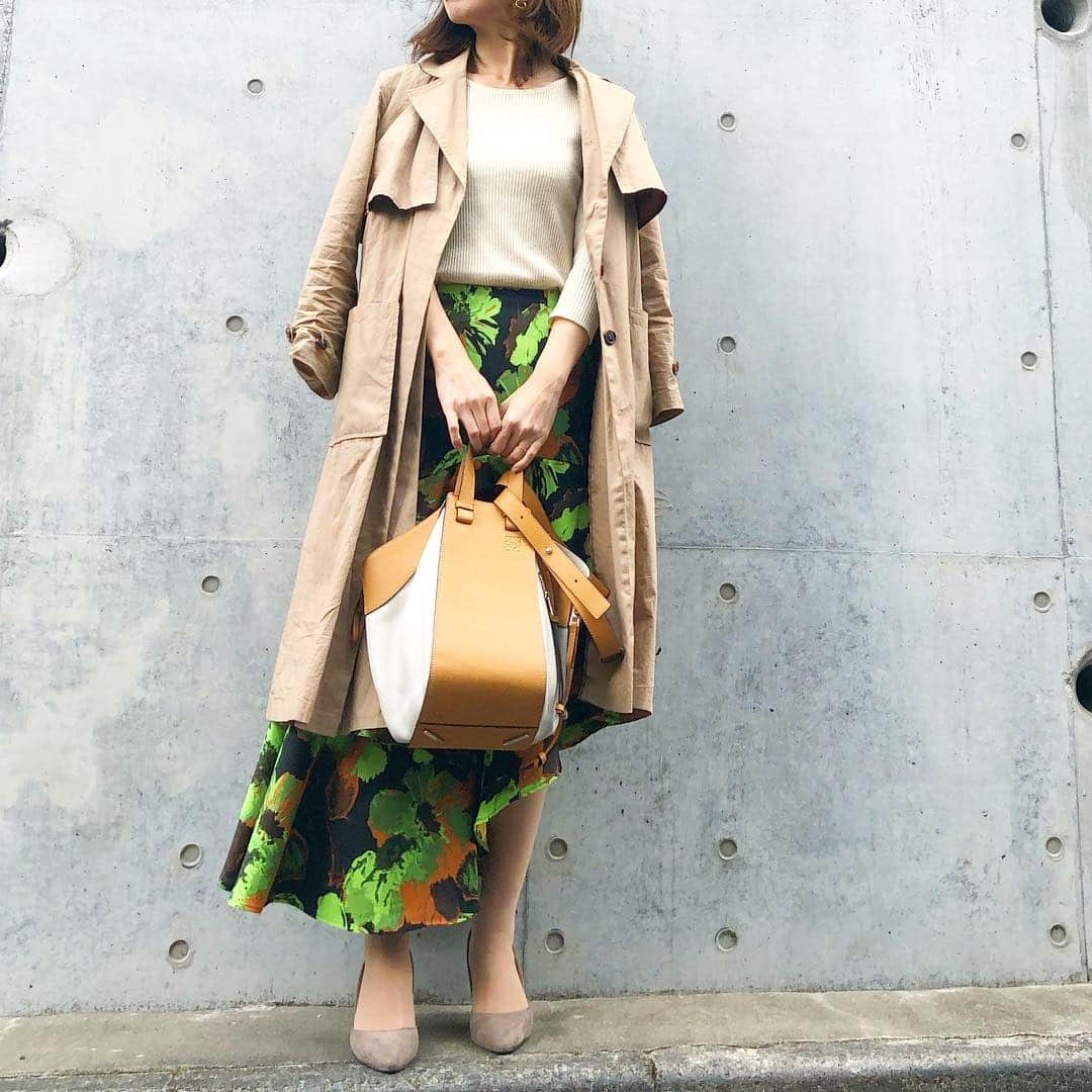 筧沙奈恵さんのインスタグラム写真 - (筧沙奈恵Instagram)「green×orange ・ 大学時代のサークルの先輩と同期との集まりへ♪キッズがいっぱいで、賑やかだった😍 ・ 昔に戻ったような気持ちになれて、とても楽しい時間でした✨ ・ @akte_official の花柄スカートを初おろし💐ティアードとアシンメトリー具合がお気に入り❤️ ・ #outer #dannyandanne #ダニアン #tops #fifth #fifthtl #skirt #AKTE #アクテ #bag #LOEWE #ロエベ ・ #ママコーデ #ママファッション #きれいめコーデ #2児ママ #スカートコーデ」3月31日 20時47分 - sanaekakei