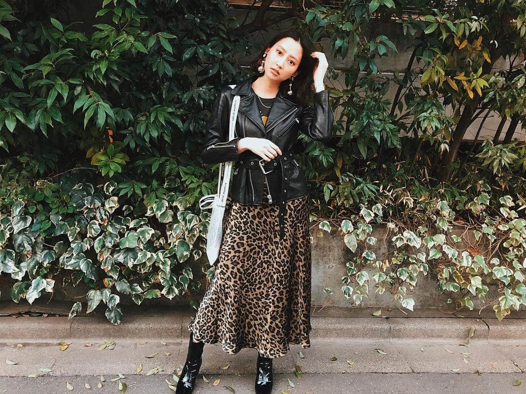 河北麻友子さんのインスタグラム写真 - (河北麻友子Instagram)「FASHION LEATHER JACKET: Cry. SKIRT: Zara BOOTS: Hulis BAG: Beautiful People #FASHION #OOTD #麻友コーデ」3月31日 20時47分 - mayukokawakitaofficial