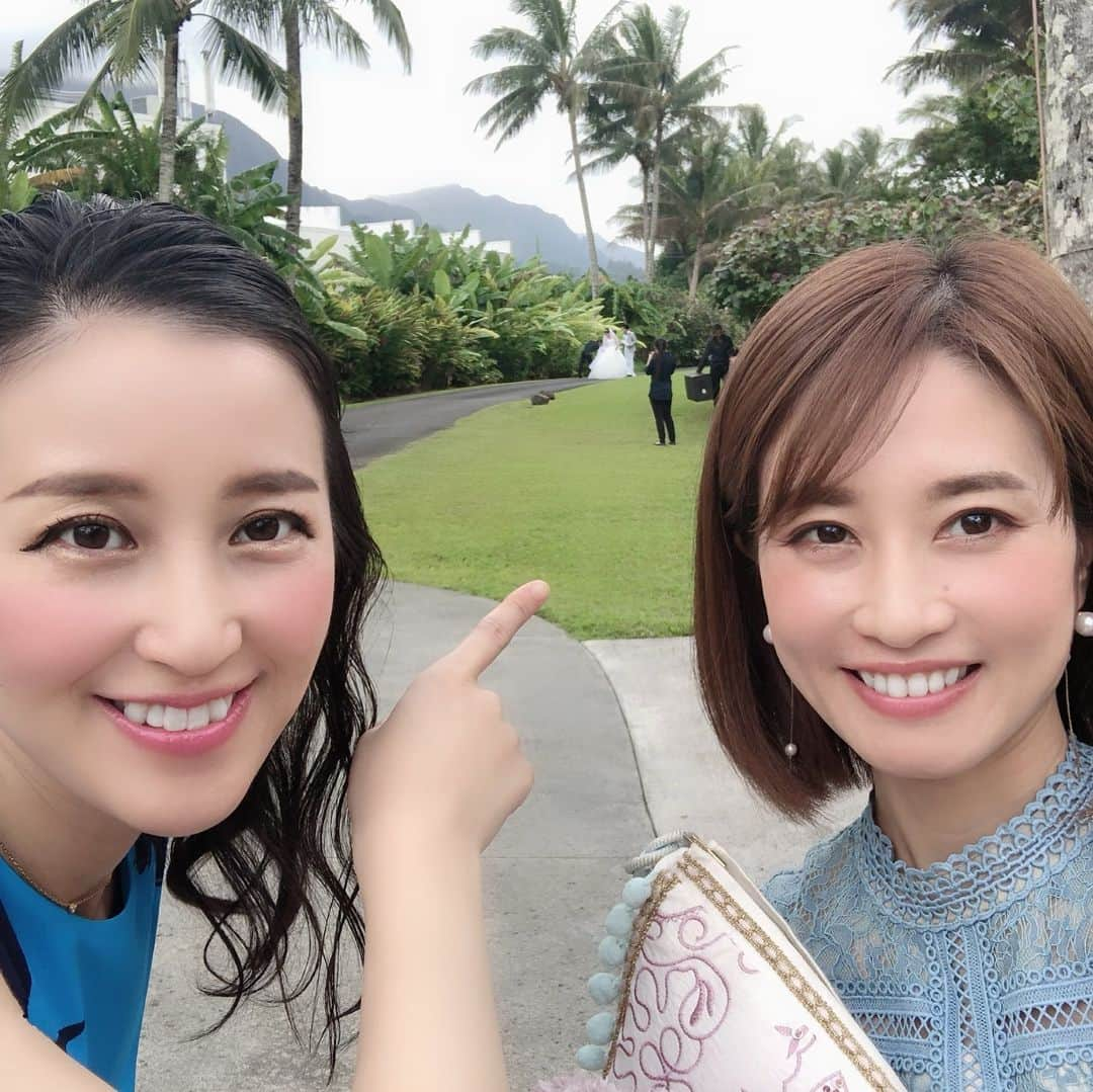 来栖あつこさんのインスタグラム写真 - (来栖あつこInstagram)「今日は、このハワイ旅の目的、マナティの結婚式👰🤵﻿ ﻿ ﻿ 素敵なチャペルで式⛪️﻿ 小さく奥に写ってるのが新郎新婦（笑）﻿ ﻿ ﻿ ドレスコードは『ブルー』。﻿ みんな思い思いの青いドレスで参列しました♡﻿ ﻿ 皆んなが笑顔。﻿ 柔らかな空気の中、最高のお式でした。﻿ ﻿ ﻿ ﻿ ﻿#海外妻旅 ✈️﻿﻿﻿ #女子旅 #タビジョ #女旅﻿﻿ #相方は言わずもがな ﻿#ハワイ挙式﻿ #ハワイウエディング﻿ #hawaii #waikiki #結婚式参列﻿ #リス顔 #猫顔 #たぬき顔 ﻿﻿﻿﻿﻿﻿﻿﻿﻿﻿ #atsukokurusu ﻿﻿﻿﻿﻿﻿﻿﻿﻿﻿ #来栖あつこ﻿﻿﻿ #holiday #travelgirls #travel #girlstrip #traveler #travelphotography #travelgram #travellife #travelpics #traveldiary #ことりっぷ #旅行」3月31日 20時48分 - atsukokurusu