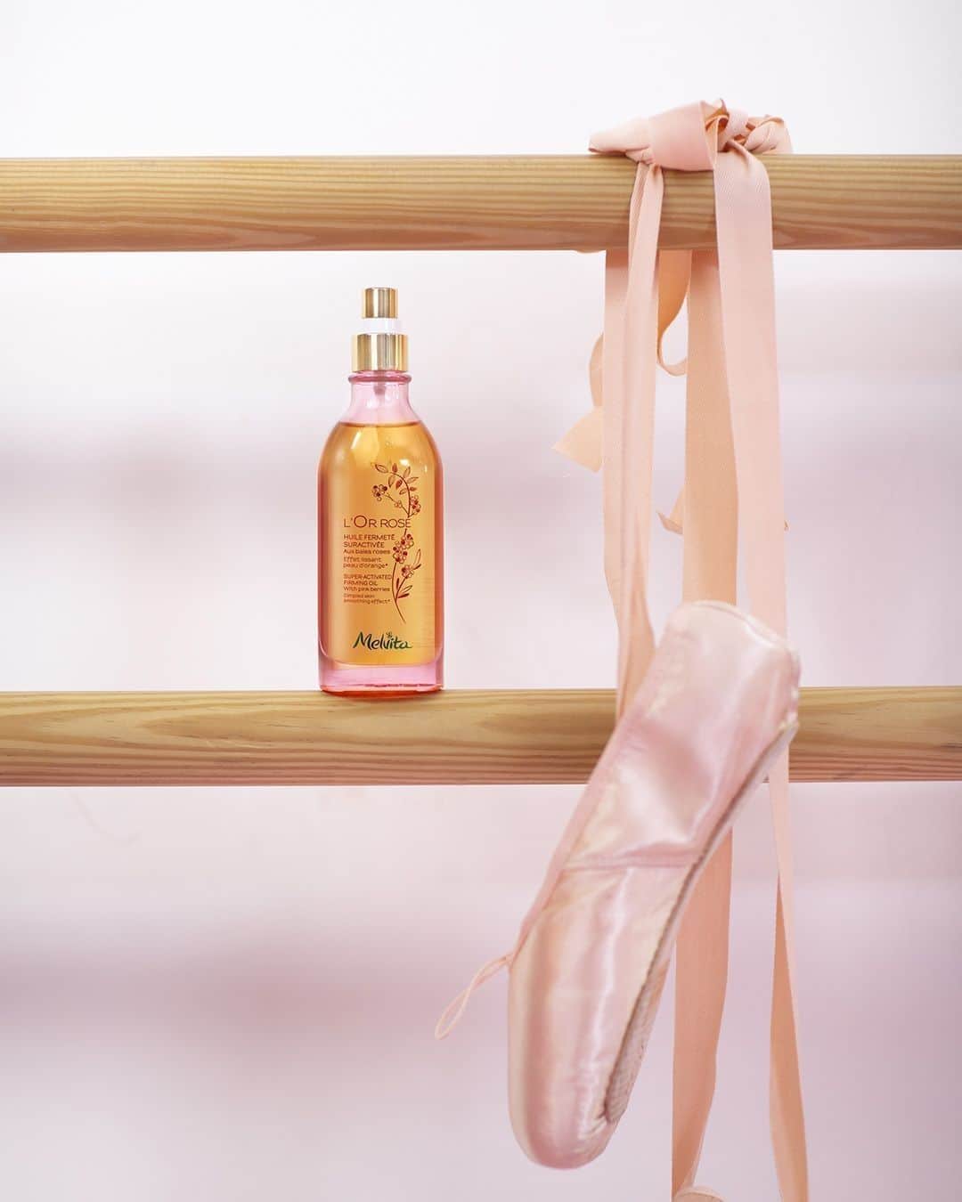 Melvita Officialのインスタグラム：「Résolution du printemps: on se remet au sport ! 💪⠀ ⠀ Après l’effort, le réconfort : appliquez l’Huile Fermeté L’Or Rose par massages circulaires sur l’ensemble de votre silhouette. Votre peau devient plus lisse et tonique ! 💁‍⠀ ⠀ Et vous, quel est votre sport favori? 🧘‍♀️⠀ ⠀ #Melvita #Ouialabeautebio #Ardeche #Madeinfrance #bio #healthy #fitness #summerbodyiscoming」