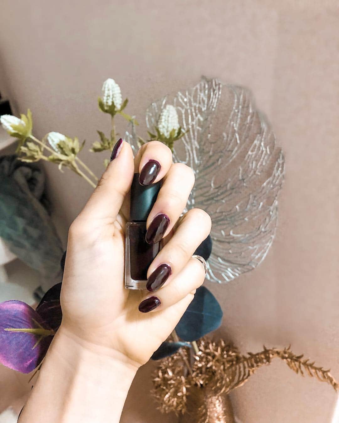 Gabrielaさんのインスタグラム写真 - (GabrielaInstagram)「New nail ✨ . 気分転換にダークネイル💅 今回は @nailholic_kose のボールド RD402 ! 肌色が綺麗に見えるボールド😍 ネイルホリックはカラーバリエーションが多くて、 速乾性🎶  ジェルネイルの上から使うことが多いよ . . . . . #nail #nailcolor #fashion #blogger #PR #kose #nailholic_kose #ネイルホリック #ネイル #マニキュア #インスタグラマー  #ファッション #ブロガー」3月31日 19時15分 - rkgabriela