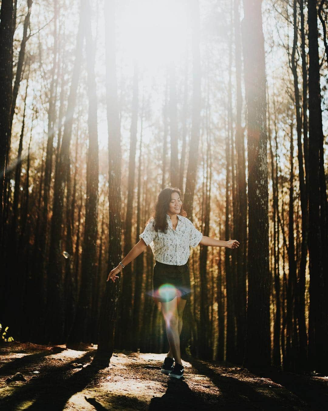 Putri Anindyaのインスタグラム：「A playful morning // this is how I expressed my happiness that morning, standing gracefully in some of my favorite spots. These are some photos to remember the goodness that I felt. Taking pictures while hiking around in the bright sun of Bandung that day made me sweat a little but nothing to worry about because of the comfortable innerwear #AIRism that keeps me dry anytime! #uniqloindonesia #uniqlolifewear . . . Pictures of me taken by @ochaapanda with my @sonyalpha_id A7iii 35mm 1.4 Zeiss」