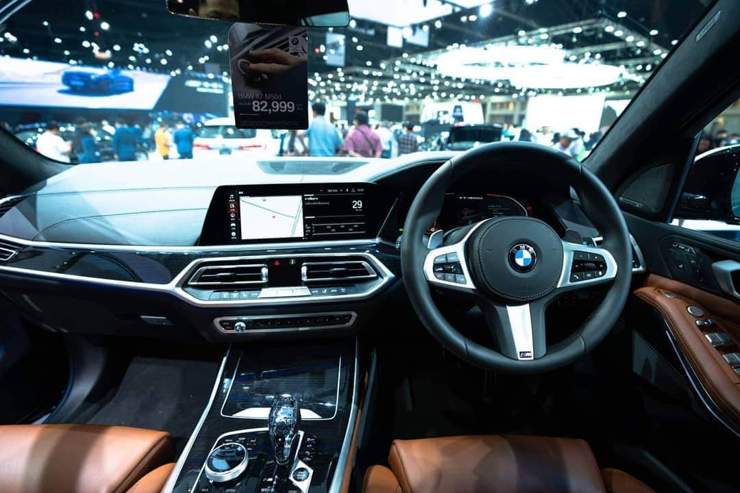 BMW Thailandさんのインスタグラム写真 - (BMW ThailandInstagram)「พบกับนิยามของความหรูหราอย่างมีระดับใน THE X7 ที่ผสานความสง่างามเข้ากับความมีเอกลักษณ์เฉพาะได้อย่างลงตัว  ส่วนภายในห้องโดยสารกว้างขวางพร้อมฟังก์ชันใช้งานที่ครบครัน พื้นที่ภายในที่กว้างขวางสะดวกสบายได้อย่างเต็มที่ โดยเฉพาะความสบายที่เหนือชั้นกว่าใครสำหรับที่นั่งแถวสาม และนี่คือความมีเสน่ห์เฉพาะตัวที่ผสานเข้ากับความหรูหราได้อย่างสมบูรณ์แบบ  เชิญคุณสัมผัสกับ THE X7 ได้แล้ววันนี้ที่ Bangkok International Motor Show 2019 ระหว่างวันนี้ - 7 เมษายน ที่อิมแพค เมืองทองธานี  #BMW #BMWTH #BMWX7 #MotorShow2019」3月31日 19時18分 - bmwthailand