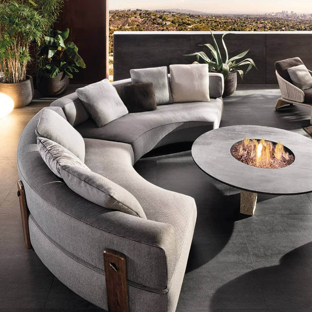 Minotti Londonさんのインスタグラム写真 - (Minotti LondonInstagram)「Florida is a formal clustering of soft, geometric shapes outlined in outdoor-friendly eco-leather piping. 🖤  The variety of pieces available allows for the creation of multiple compositions that meet the increasingly widespread demand for spaces that are more intimate and cozy, as well as areas for social gatherings, even in outdoor settings.  Tap the link in our bio to see the combination for your residence or business.  #furniture #luxury #luxurylife #minottilondon #minotti #interiordesign #outdoor #interiordesign #sofa #armchair #london #contemporary #design」3月31日 19時20分 - minottilondon