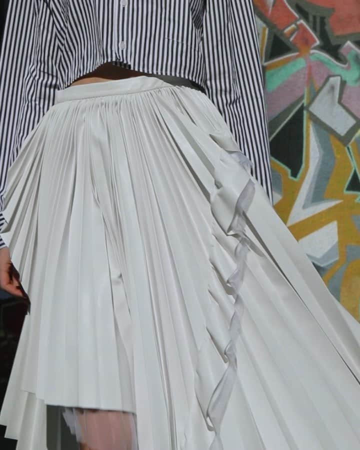 のインスタグラム：「Don’t be afraid to show it off! #ScervinoSS19 eco leather pleated skirt and striped shirt. . . #UrbanArt #ErmannoScervino #ecoleather #whiteskirt #tulle #handmade #madeinitaly  #ecofriendly #couture #ss19 #runwaylook #springsummer」