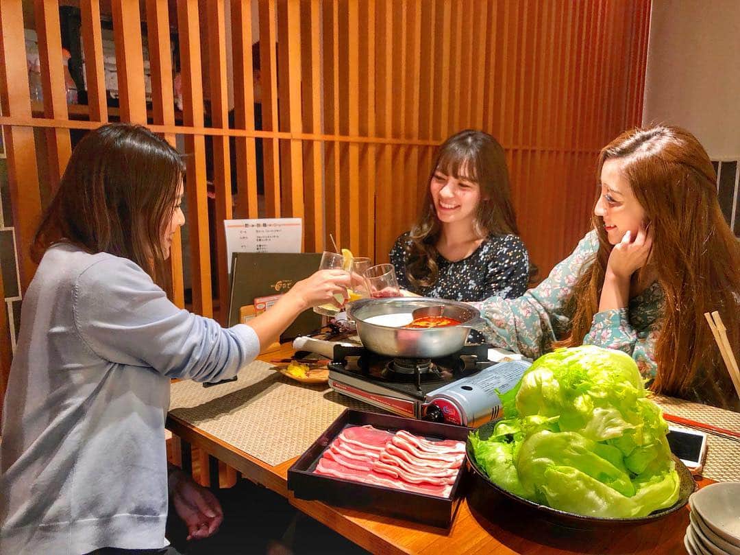 金泉紗恵子さんのインスタグラム写真 - (金泉紗恵子Instagram)「.﻿ 先日は﻿ @kyoko_tojo  @saemiltiii  と3人で六本木にある生姜料理専門店【しょうがの香り。】というお店へ🙌﻿ 六本木駅からすぐです😋﻿ ﻿ ﻿ 新たにできた女子会コースをいただいたのですが、ご飯がすごく美味しかったですー🥰﻿ ﻿ ⭐️サーモンとアボカドタルタル﻿ 女子が好きな組み合わせ😁﻿ 期待通りの味でした😊﻿ ﻿ ⭐️自分で作るポテトサラダ﻿ なんと茹でたジャガイモが出てきて、潰して具を入れて作るんです😆﻿ 楽しいし美味しいし、すごく良かったです👍﻿ ﻿ ⭐️ガーリックシュリンプ﻿ ガーリックシュリンプにうるさい私ですが、これはお世辞抜きでとても美味しかった😘﻿ 味もしっかりついていました🙆‍♀️﻿ ﻿ ﻿ メインのお鍋はたっぷりのレタスと豚肉でシンプルにいただきます😋﻿ 火鍋スープと豆乳胡麻スープ🙌﻿ 〆は玉子雑炊、生姜麺、チーズリゾット風雑炊と、好みのスープに合わせて1つ頼むことができました😌﻿ デザートプレートも可愛いし、ボリュームは十分でした🤗﻿ 1,000円プラスすると時間無制限の飲み放題になるのもかなりお得です🤩﻿ ﻿ ﻿ この3人、年齢もバラバラだし、多分趣味とかも全然違うのですが、ずっと笑って大盛り上がりでとっても楽しかった🤣💓﻿ 六本木での女子会にはとってもオススメのお店です😆﻿ .﻿ #PR #roppongi #dinner #followme #canoneoskissm #canoneos #tokyo #instafood #しょうがの香り #新メニュー #女子会 #女子会プラン #飲み放題 #生姜 #健康メニュー #六本木 #生姜料理専門店 #豚しゃぶ #ヘルシー #オーガニック#ジンジャー #レタスしゃぶしゃぶ #体ぽかぽか #時間無制限 #生姜の香り﻿」3月31日 19時30分 - saeko_kanaizumi