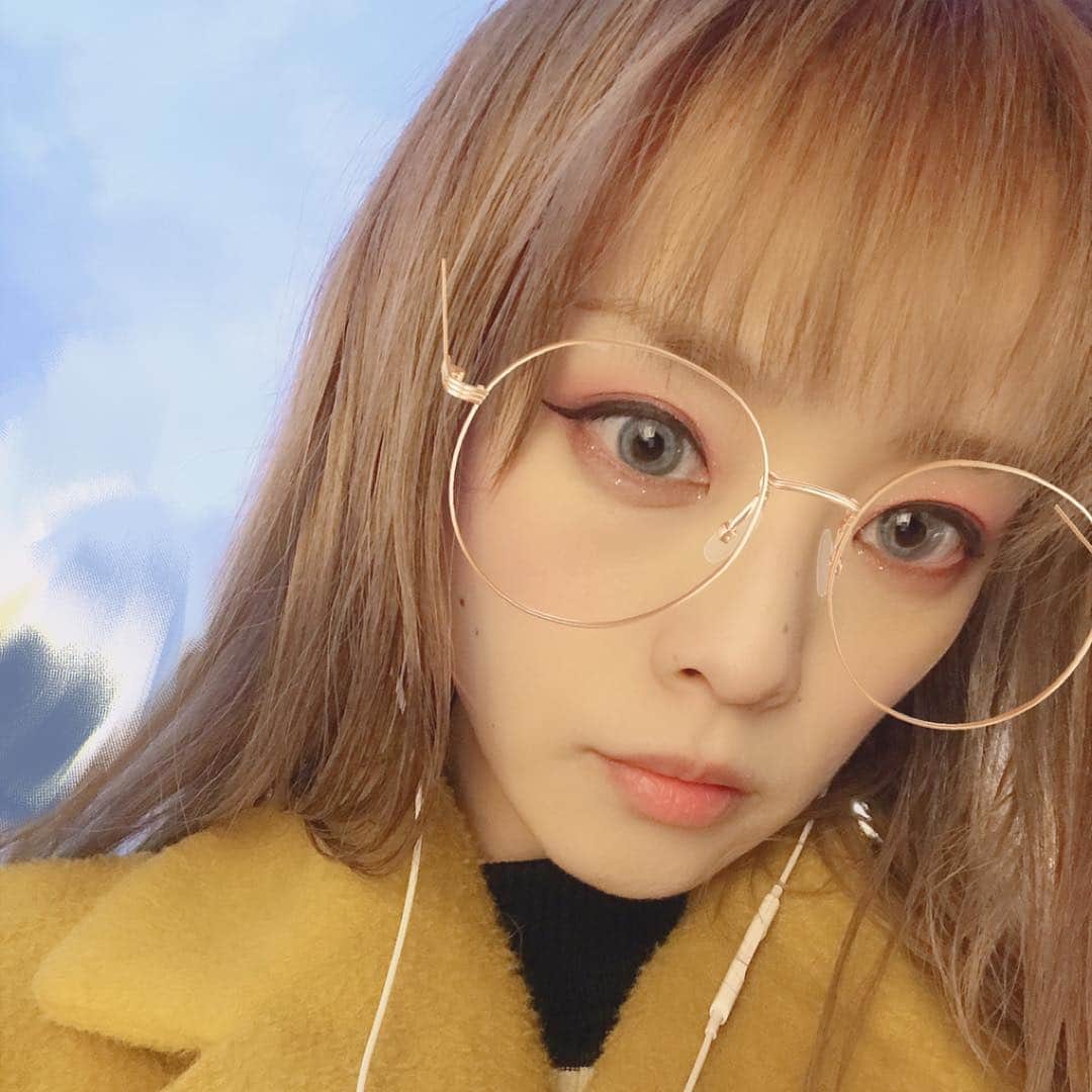 のインスタグラム：「頑張って頑張って苦しんでもがいて、それでも諦めないのは夢があるから。  夢がなくなるのが一番怖いです。  #夢 #歌手 #武道館 #37歳 #美容 #美肌 #hair  #ジェルネイル #セルフネイル #新大久保 #韓国 #kpop #blackpinklisa #bigolive #japanesegirl #가수 #인연」