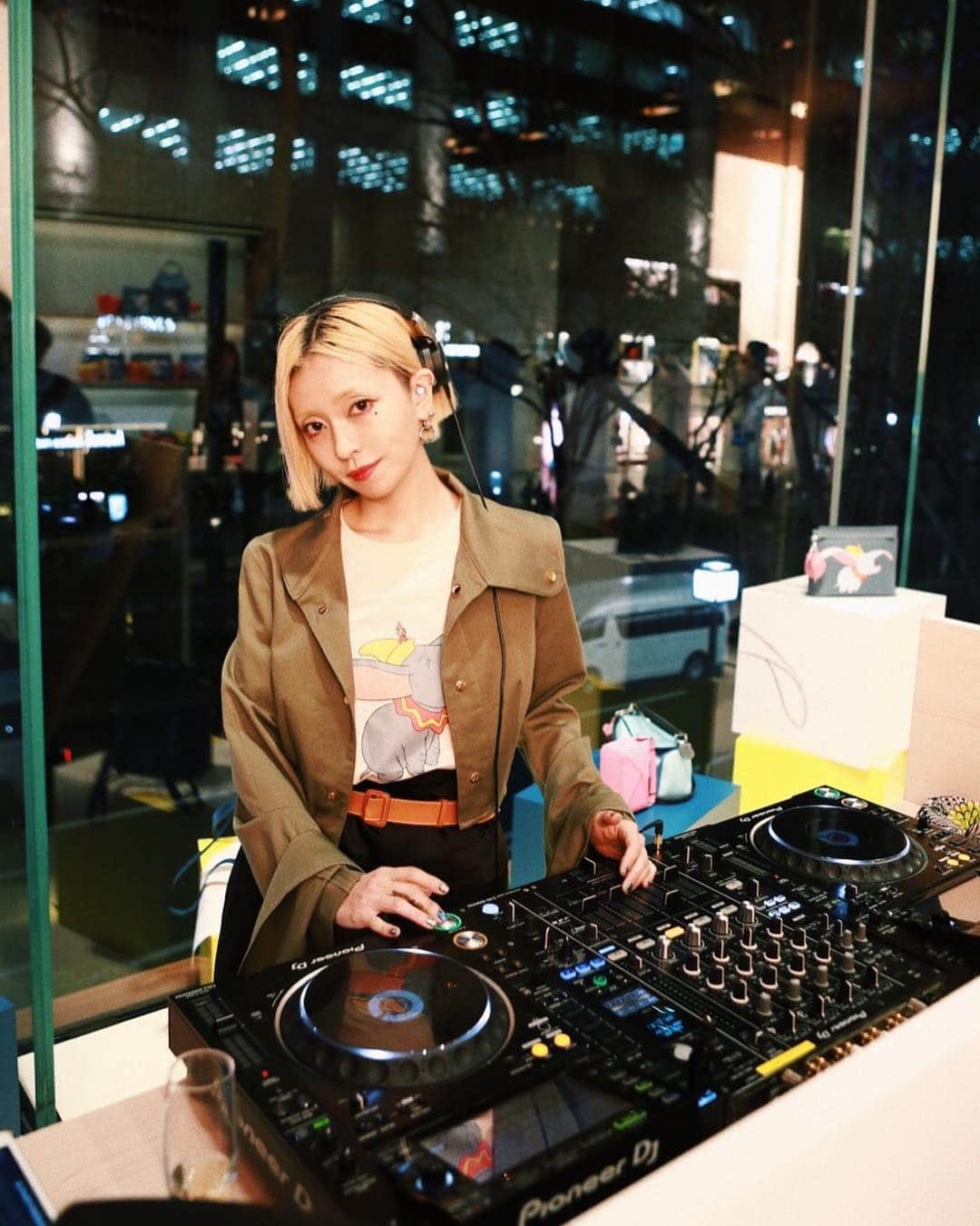 PELIのインスタグラム：「#LOEWE #dumbo #DJ 🤹‍♂️🐘🐘🐘🐘🐘🤹‍♀️ 袖ながーい🐘🐘🐘🐘💖」