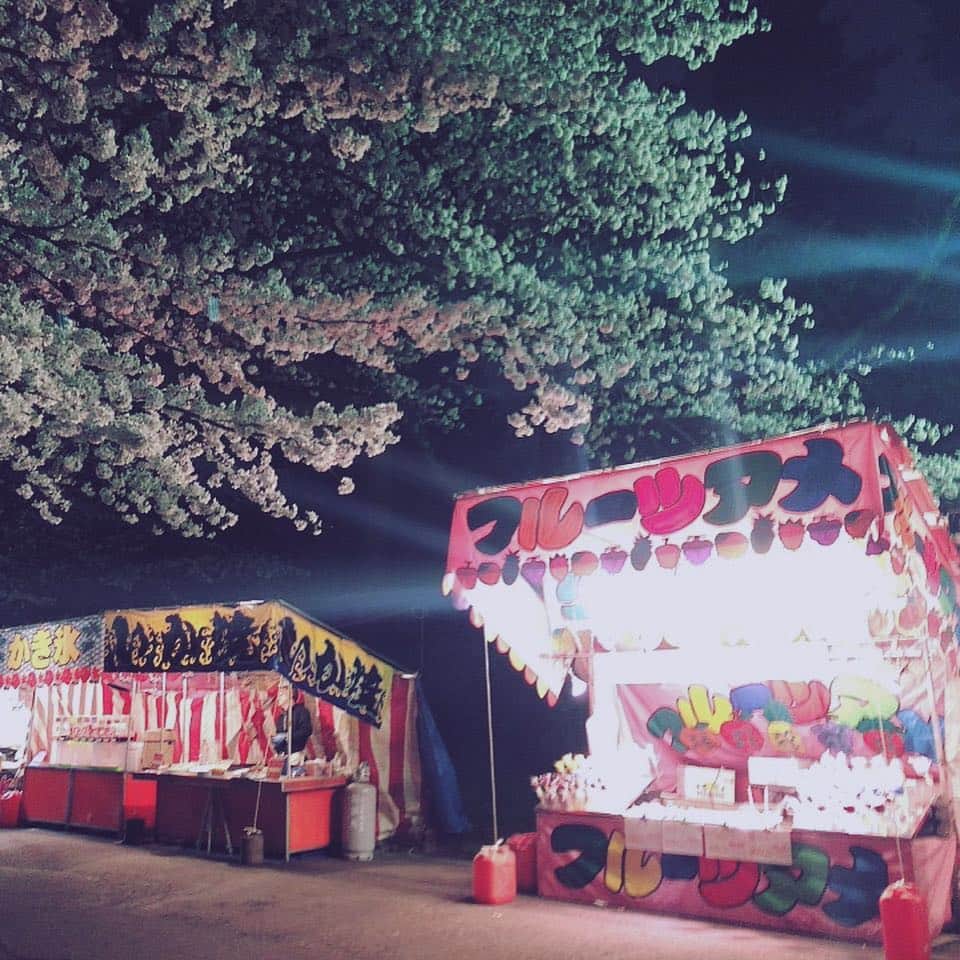 かすさんのインスタグラム写真 - (かすInstagram)「 よ～ざ～く～ら～  地元に近いとこに行ったから 地元の友達に会えた  うれぴかった 撮ってもらった  #桜 #夜桜 #かすこな」3月31日 19時23分 - kasuu_kasu