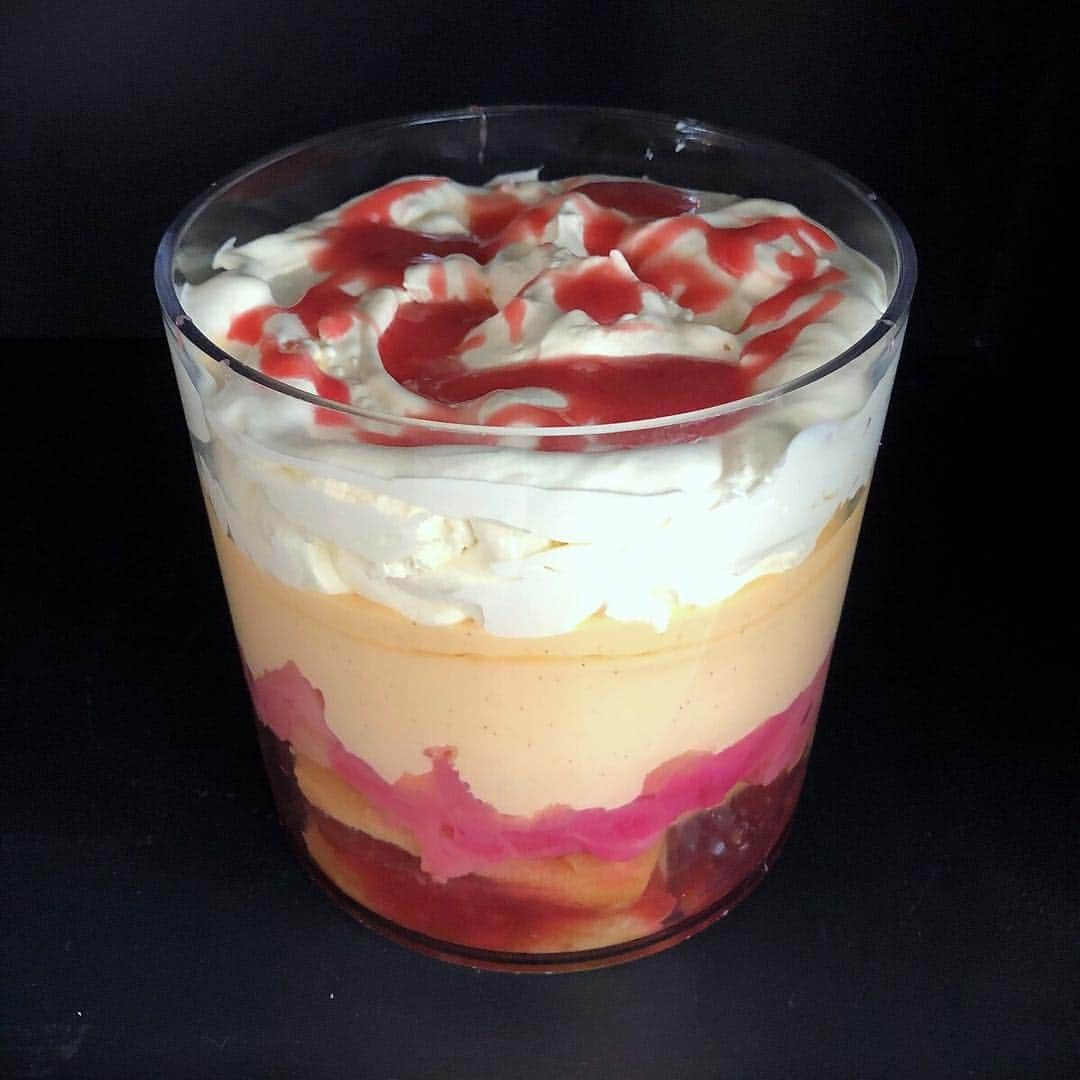 ナイジェラ・ローソンさんのインスタグラム写真 - (ナイジェラ・ローソンInstagram)「Rhubarb trifle with very vanillary custard. Couldn’t find my trifle bowl so had to use a small vase. Yes I know... #foodim #rhubarbandcustard」3月31日 19時25分 - nigellalawson