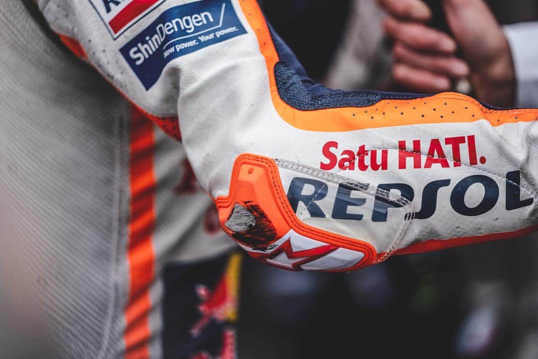 レプソル・ホンダさんのインスタグラム写真 - (レプソル・ホンダInstagram)「Details. 🔬 ⠀⠀⠀⠀⠀⠀⠀⠀⠀ #ArgentinaGP #25RepsolHonda #Repsol #MotoGP #Honda #Racing #RepsolHonda #HRC #RC213V #MM93 #JL99 #MarcMarquez #JorgeLorenzo #ThePowerOfDreams #Motorcycle #Argentina #Zoom #CloseUp」3月31日 19時26分 - hrc_motogp