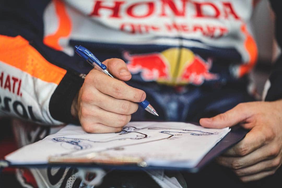 レプソル・ホンダのインスタグラム：「Details. 🔬 ⠀⠀⠀⠀⠀⠀⠀⠀⠀ #ArgentinaGP #25RepsolHonda #Repsol #MotoGP #Honda #Racing #RepsolHonda #HRC #RC213V #MM93 #JL99 #MarcMarquez #JorgeLorenzo #ThePowerOfDreams #Motorcycle #Argentina #Zoom #CloseUp」
