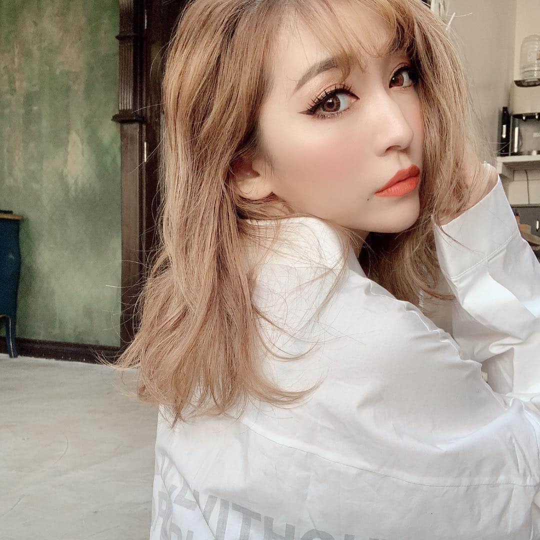 のインスタグラム：「@bloomin_official の シャツが発売されてますよん💛✨背中のロゴがめっちゃ可愛いのだ( ˘ ³˘)♡ ・ そして世界1位の相方とランチしてきたー💛🧡💛半年ぶりに会うと相方の息子が前はまだ赤ちゃん寄りだったのにめっちゃしゃべるーーー！！笑 ・ 可愛いすぎていっぱい写真撮りまくってしまった😆やんちゃでよくしゃべる愛嬌たっぷりなとこは母親譲りだな。笑 ・ 早いもんで我々が相方になって来年で20周年迎えます㊗️✨ ・ ・ #はやい#時間ってあっという間#相方#love#世界1位#息子#可愛いすぎ#愛くるしい#幸せな時間#fashion#bloomin#makeup #hairstyle」