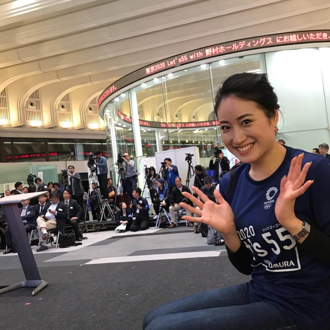 田中琴乃さんのインスタグラム写真 - (田中琴乃Instagram)「【東京2020 Let's55 with 野村ホールディングス】 ・ 初めて東京証券取引所内にて行われたスポーツイベントに参加させて頂きました✨ テレビで見たことがある場所に、上場時の鐘も間近で見ることができて嬉しかったな🤭 ・ ミライトワが大ジャンプしながらリボンを回す競技マークもかわいい😍 ・ ・ #東京2020  #tokyo2020  #野村ホールディングス  #nomura  #ミライトワ #ソメイティ  #荻原健司 さん #大山加奈 さん #田中琴乃」3月31日 19時28分 - tanakakotono