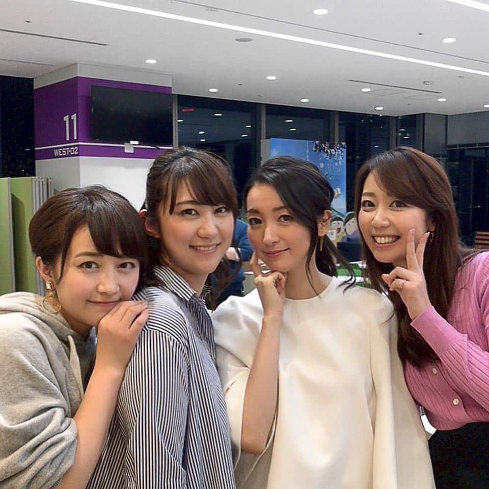 須黒清華のインスタグラム：「WBSの歓送迎会がありました🌸 今回、多くの方がWBSを卒業します。 一緒に番組を作ってきた仲間がいなくなってしまうのは、本当に寂しい…😢 けれど、前を向いて新しい道を進んでいく皆さんをこれからも応援しつつ、 私たちもますます頑張っていかなければ‼︎ ですね✨ . 2枚目は1年前の写真。 同じような写真を撮ってましたー😊 明日からもまたこのメンバーで(今回来られなかった片渕もね！)日々のニュースをわかりやすくお伝えしていきます🌸 新年度もよろしくお願いします✨ #テレビ東京 #wbs #ワールドビジネスサテライト #大江麻理子 #相内優香 #須黒清華 #北村まあさ #片渕茜 #新年度 #歓送迎会 #春は出会いと別れの季節 #1年前と同じ #1年って早いなー」
