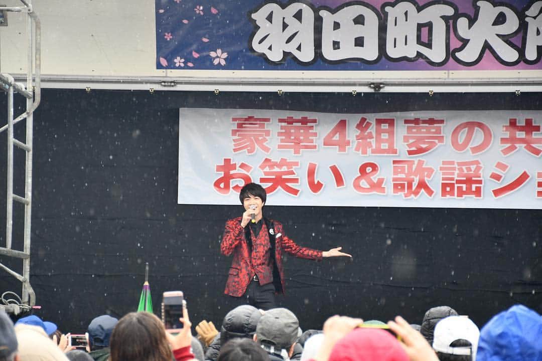 中澤卓也さんのインスタグラム写真 - (中澤卓也Instagram)「今日は岩手県「羽田町火防祭」にて歌のステージ🎤雪が降る中熱い盛り上がり、羽田ふるさと音頭にも挑戦😁楽屋はジャガーズのお二人とご一緒！ありがとうございました🙇‍♂️ #羽田町火防祭 #羽田ふるさと音頭 #ジャガーズ #ジャニーズjrものまね #茜色の恋 #中澤卓也」3月31日 19時37分 - takuya_nakazawa.118