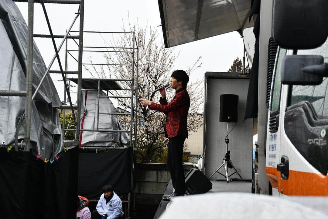 中澤卓也さんのインスタグラム写真 - (中澤卓也Instagram)「今日は岩手県「羽田町火防祭」にて歌のステージ🎤雪が降る中熱い盛り上がり、羽田ふるさと音頭にも挑戦😁楽屋はジャガーズのお二人とご一緒！ありがとうございました🙇‍♂️ #羽田町火防祭 #羽田ふるさと音頭 #ジャガーズ #ジャニーズjrものまね #茜色の恋 #中澤卓也」3月31日 19時37分 - takuya_nakazawa.118