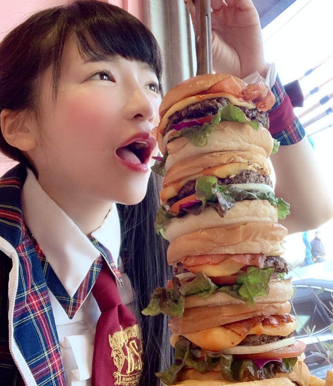 もえのあずきさんのインスタグラム写真 - (もえのあずきInstagram)「大好きなクレィンさんでタワーバーガー作ってもらったよ🍔🍔🍔 #burgerandmilkshakecrane #クレィン#ハンバーガー#グルメバーガー#タワーバーガー#デカ盛り#大食い」3月31日 19時37分 - moeazukitty