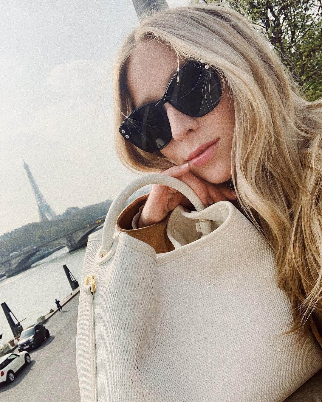 Carin Olssonさんのインスタグラム写真 - (Carin OlssonInstagram)「Just a girl with her favourite tower 😌✨」3月31日 19時47分 - parisinfourmonths