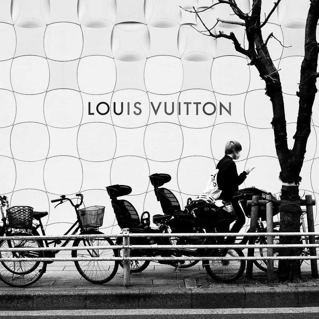 naotakeさんのインスタグラム写真 - (naotakeInstagram)「A Louis Vuitton / iPhone XR + Snapseed, 20190401 . . どんな嘘をついてやろうかとワクワク（嘘）。 . . #royalsnappingartists #infamous_family #rsa_main #infinity_photo_cult #ray_vip #jp_gallery #jp_gallery_bnw #trb_bnw #wp_bnw  #bnw_life #bnwlife_member #bnw_life_shots #bnw_captures #world_bnw #top_bnw #team_jp_ #team_jp_モノクロ #ig_energy_bw #ig_nihon #streetphotographybnw #igersjp #blackandwhite #bnw #bnwphoto #monochrome #bw #bnwphotography #ShotOniPhone #shotoniphoneXR」3月31日 19時40分 - naotake_speaks