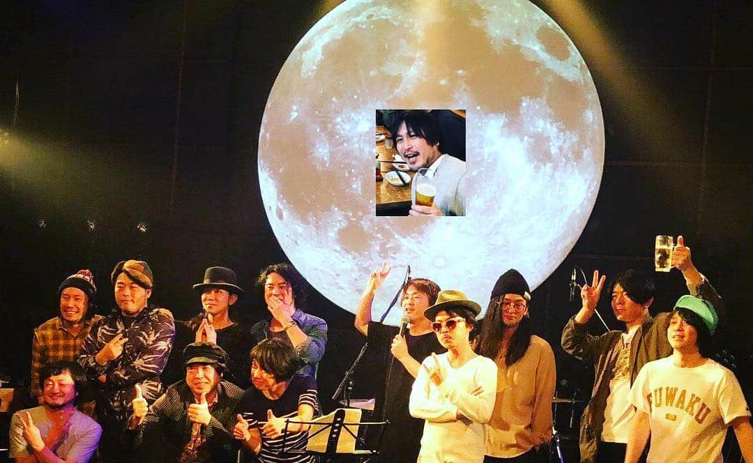 のインスタグラム：「昨日3/30は月見ル君想フにて『78年会セッション』でした。年度末ということで、ステージに乗ったのは全員40歳(本厄)。 . 今回で2回目だったけど、やっぱりとても特別なイベントだなと思います。楽しいけれど、楽しいだけではないし、結構バチバチだけど、それが100%刺激になるというか。定期的に続けていきたいなぁ。 . 写真は終演後、お客さんに撮ってもらったもの。Twitterから拝借しました。どうもありがとう。トリを務めた健太郎がなぜか会場にいなかったので、打ち上げのときの健太郎を月に雑に合成しておきました。健太郎は自分のステージの直後、余韻に浸るために散歩してたんだって。笑 . またみんなが41歳になるころに開催しますー！」
