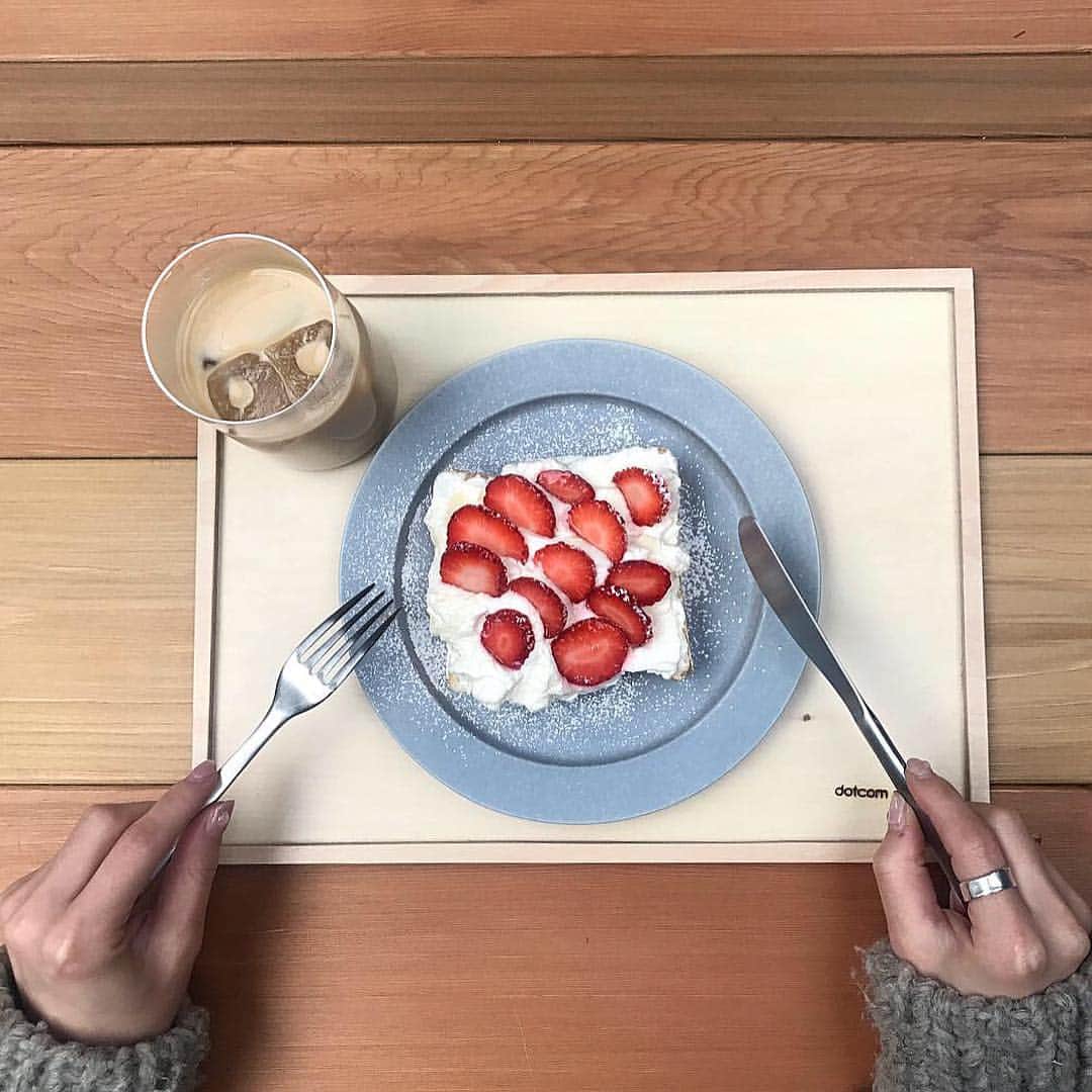 のインスタグラム：「原宿にかわいい カフェ発見🐝 . いちごトースト🍓」