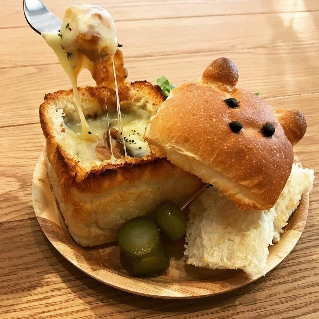 UberEATS_Japanさんのインスタグラム写真 - (UberEATS_JapanInstagram)「子どもから大人まで大喜び🐻 . ファミリー花見や女子会花見でオススメのとびきり可愛い一品はコレ💕 . 『Cafe&Dining ママノス』の「クマさんPOD食パン」は、名前の通りクマさんを模したベアーの食パンが最高にキュート💛 . さらに中身はビーフシチュー、クリームシチュー、カレーという王道大好物メニューから選べるんです😋 . これは今年のお花見フードの大本命かも⁉️」3月31日 19時59分 - ubereats_japan