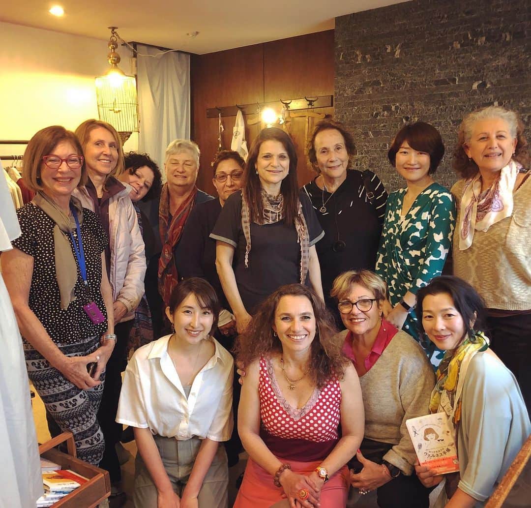 白木夏子さんのインスタグラム写真 - (白木夏子Instagram)「今日はイスラエルからの御一行様に向けてのトークイベント。日本に初めて来られるパワフルな女性の方々10名。 日本人女性としての生き方考え方をこれっぽっちも代表できない自分ですけど、とっても盛り上がりました😊 オーガニックコンシェルジュの岡村貴子さん、カリスマヘッドハンター高藤悠子さんも一緒に、表参道nanadecorのサロンにて。 ありがとうございました😊」3月31日 20時00分 - natsukoshiraki