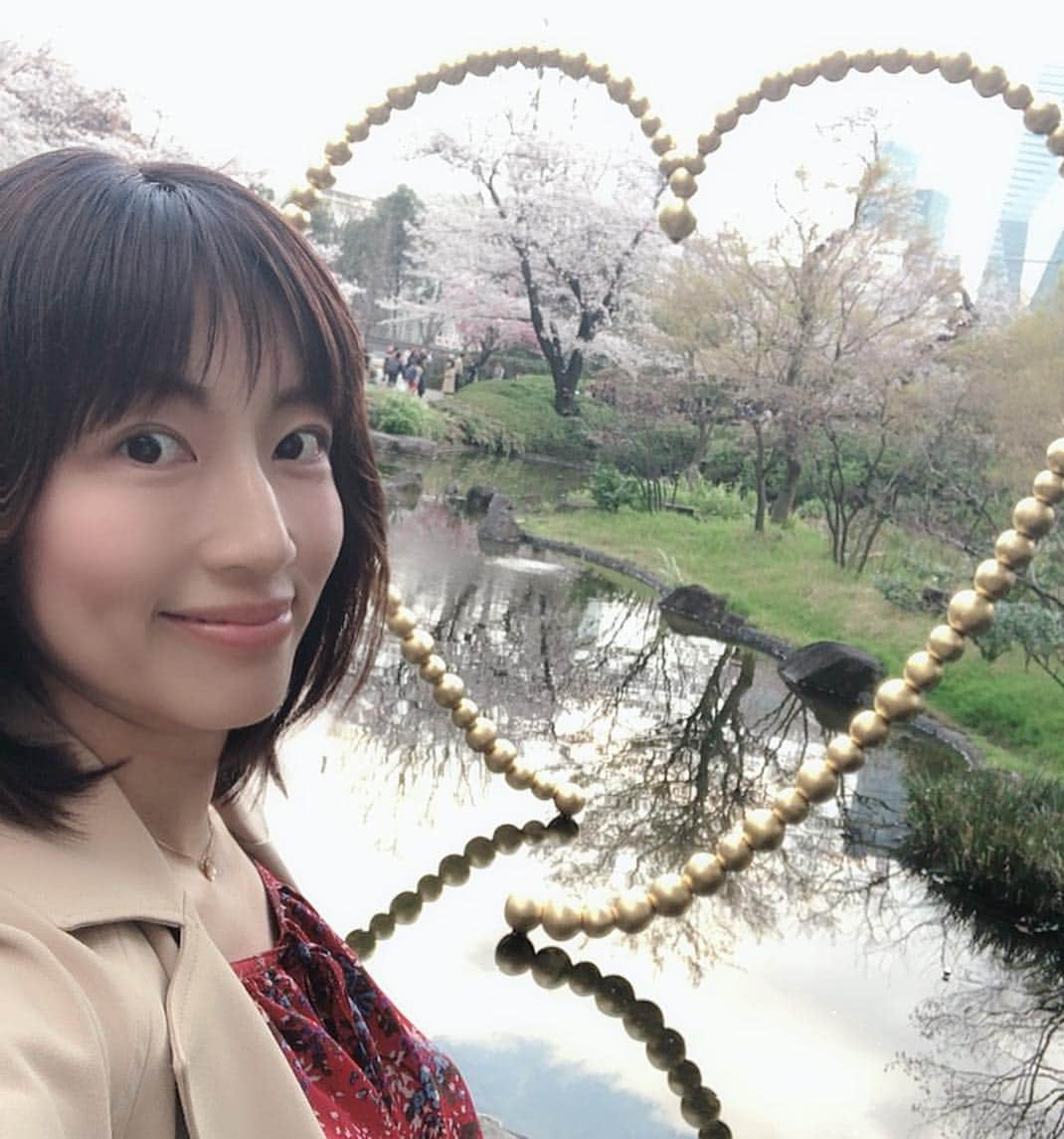 庄司ゆうこさんのインスタグラム写真 - (庄司ゆうこInstagram)「今日は岡山出張でいつもお世話になっているマキさん家族が東京に息子さんたち連れて来ていたので、一緒に自由が丘を散策しました🤗✨ 自由が丘と言えば、私が学生時代4年間働いていたマクドナルドで一緒だった難波くんが働いているポテト専門店ESSENCEに行ってきたよー🤗相変わらず大人気！！ ポテト2種類頂き、その後カフェでソフトクリーム😂笑 相変わらず食べまくり😂✨ 子供達にもお腹触ってもらって幸せ💕 そしてユニクロで買い物して、六本木ヒルズの毛利庭園をウォーキングしたりと今日もアクティブに動きまわったー🤣 #essence#theessence#ジエッセンス#自由が丘#散策#ユニクロ#お買い物#六本木ヒルズ#可愛い猫#発見#今日のウォーキングコース#毛利庭園#テレビ朝日#人がいっぱい#臨月#妊娠中#妊婦#妊娠38週#出産予定日まであと5日#ドキドキ#わくわく#お腹の中で#しゃっくりばかり#胎動ポコポコ#アクティブ妊婦」3月31日 20時00分 - yuko.shoji