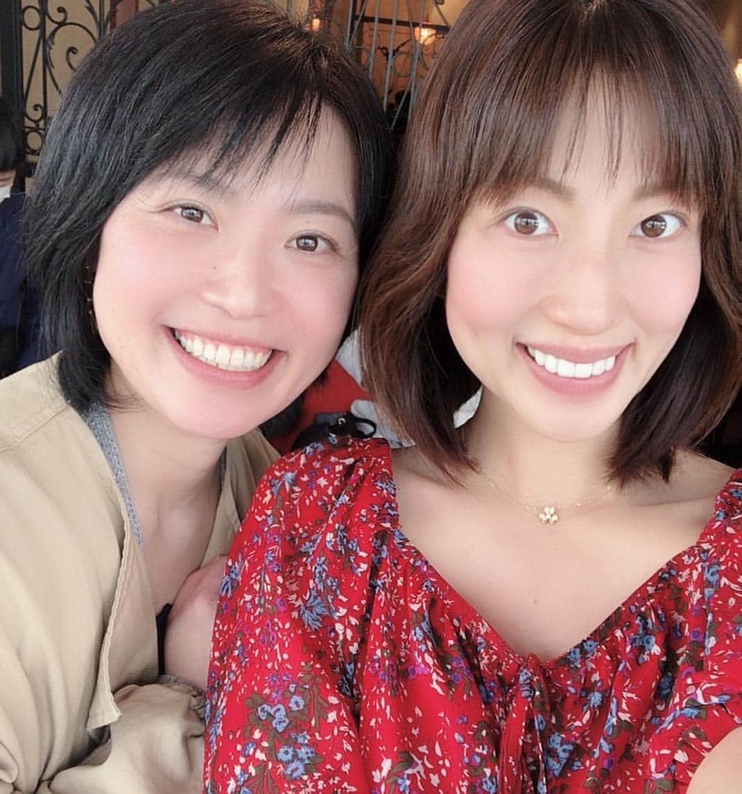 庄司ゆうこさんのインスタグラム写真 - (庄司ゆうこInstagram)「今日は岡山出張でいつもお世話になっているマキさん家族が東京に息子さんたち連れて来ていたので、一緒に自由が丘を散策しました🤗✨ 自由が丘と言えば、私が学生時代4年間働いていたマクドナルドで一緒だった難波くんが働いているポテト専門店ESSENCEに行ってきたよー🤗相変わらず大人気！！ ポテト2種類頂き、その後カフェでソフトクリーム😂笑 相変わらず食べまくり😂✨ 子供達にもお腹触ってもらって幸せ💕 そしてユニクロで買い物して、六本木ヒルズの毛利庭園をウォーキングしたりと今日もアクティブに動きまわったー🤣 #essence#theessence#ジエッセンス#自由が丘#散策#ユニクロ#お買い物#六本木ヒルズ#可愛い猫#発見#今日のウォーキングコース#毛利庭園#テレビ朝日#人がいっぱい#臨月#妊娠中#妊婦#妊娠38週#出産予定日まであと5日#ドキドキ#わくわく#お腹の中で#しゃっくりばかり#胎動ポコポコ#アクティブ妊婦」3月31日 20時00分 - yuko.shoji