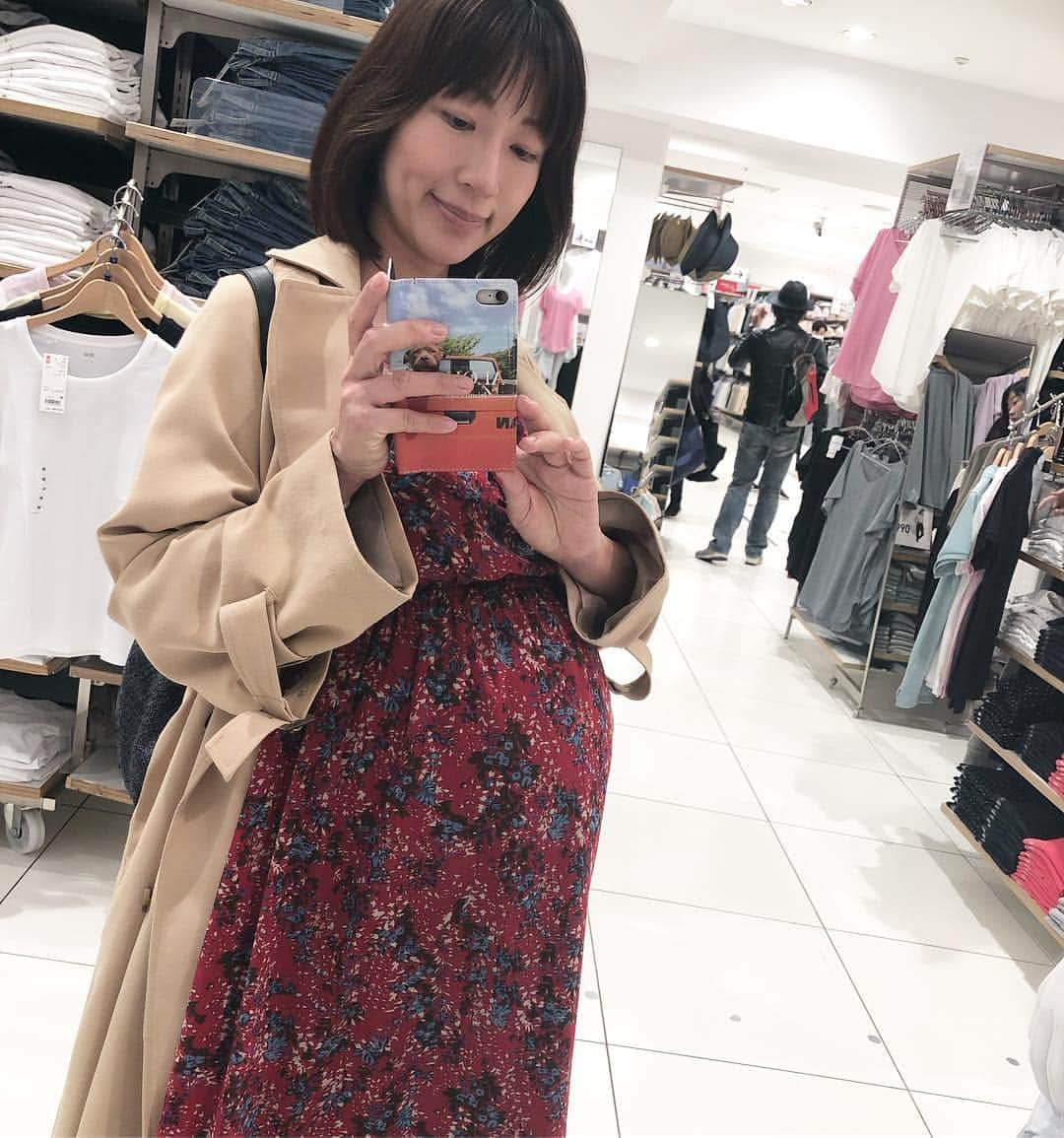 庄司ゆうこさんのインスタグラム写真 - (庄司ゆうこInstagram)「今日は岡山出張でいつもお世話になっているマキさん家族が東京に息子さんたち連れて来ていたので、一緒に自由が丘を散策しました🤗✨ 自由が丘と言えば、私が学生時代4年間働いていたマクドナルドで一緒だった難波くんが働いているポテト専門店ESSENCEに行ってきたよー🤗相変わらず大人気！！ ポテト2種類頂き、その後カフェでソフトクリーム😂笑 相変わらず食べまくり😂✨ 子供達にもお腹触ってもらって幸せ💕 そしてユニクロで買い物して、六本木ヒルズの毛利庭園をウォーキングしたりと今日もアクティブに動きまわったー🤣 #essence#theessence#ジエッセンス#自由が丘#散策#ユニクロ#お買い物#六本木ヒルズ#可愛い猫#発見#今日のウォーキングコース#毛利庭園#テレビ朝日#人がいっぱい#臨月#妊娠中#妊婦#妊娠38週#出産予定日まであと5日#ドキドキ#わくわく#お腹の中で#しゃっくりばかり#胎動ポコポコ#アクティブ妊婦」3月31日 20時00分 - yuko.shoji