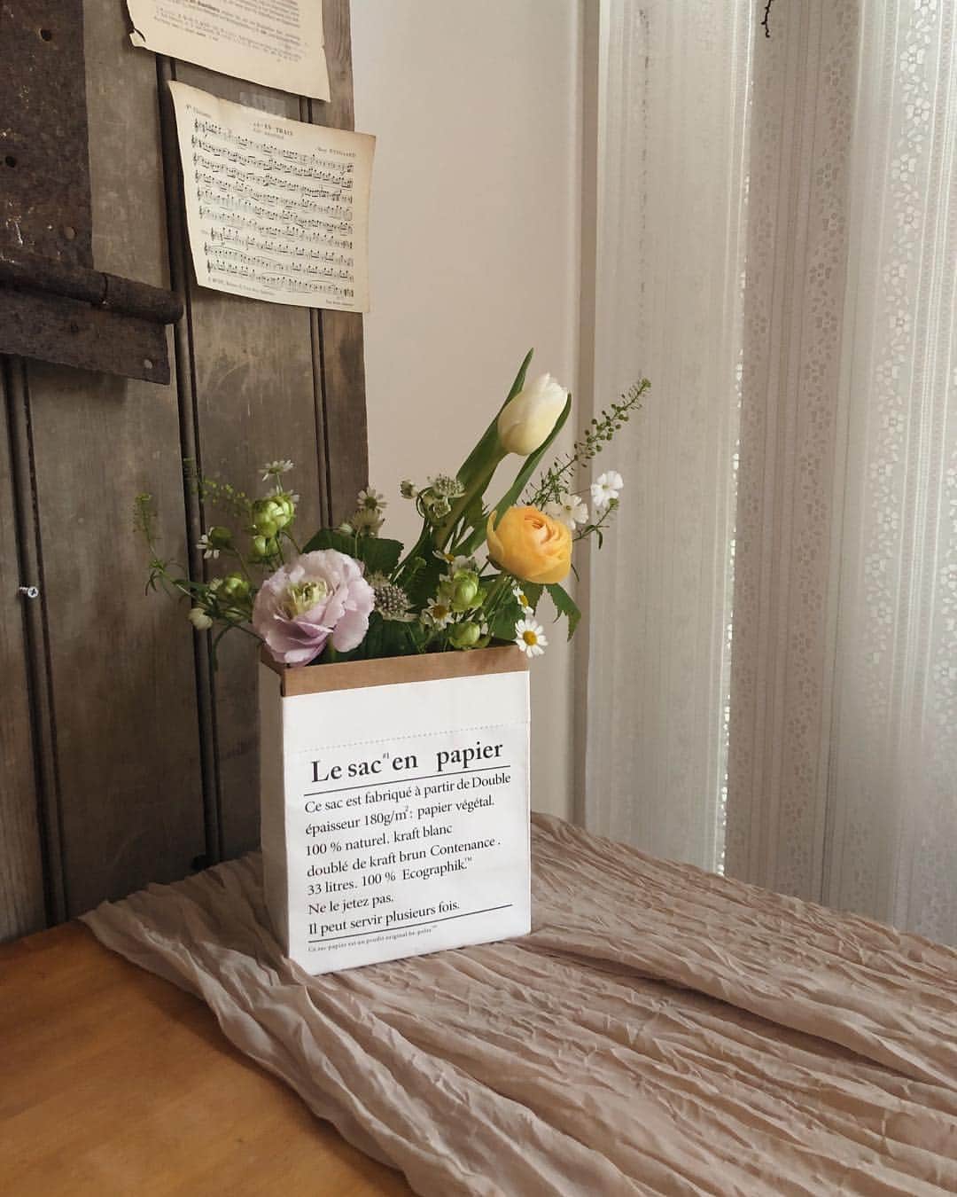 目見田早弥子のインスタグラム：「| Flower arrangement lesson 𓆸  前回のマロンのレッスン！ ペーパーバッグのアレンジメントでした。 フレンチスタイルぽくてとっても好みでした☺️🧡 今回は顔の大きいお花が ラナンキュラスとチューリップ、 その次にスプレーバラやアストランチア、 そしてリズミカルなラインが出るナズナや マトリカリア、クサカスミ。 木苺の葉も入ってます🌿 簡単に見えてやってみると難しいけど、 先生に教えてもらい助けてもらうと 奥行きや立体感がついたり全体にまとまりがでたり うわぁすごい！なるほど！と毎回勉強になります。 やればやるほど楽しいです🌸」
