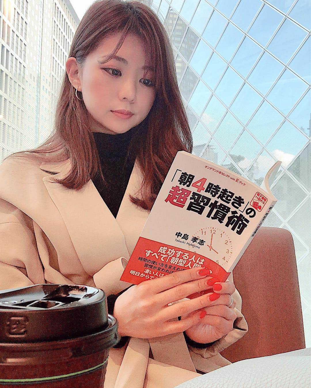 悠衣さんのインスタグラム写真 - (悠衣Instagram)「📚 最近読んでる本 朝4時起きの超習慣術 ・ 誰でもできる、楽しんでできる、思わずやってみたくなる「朝の使い方」が載っています。 ・ 夜遅くまで起きてて、時間ギリギリまで寝てる毎日。 4時起きは難しいかもしれないけど いつもより1時間早く起きてみようかなと思いました！ ・ 気になったページ 習慣にすればなんでもできる！ 英語の勉強も運動も夜やればいーや！で全くできてないから朝やろうかなー🤔 ・ 気になる方！ローソンで売ってますよ♫📚 #ローソン　 #コンビニ本 ＃朝4時起きの超習慣術 ＃読書 ＃PR ＠gomabooks_jp」3月31日 20時06分 - yu1_1987