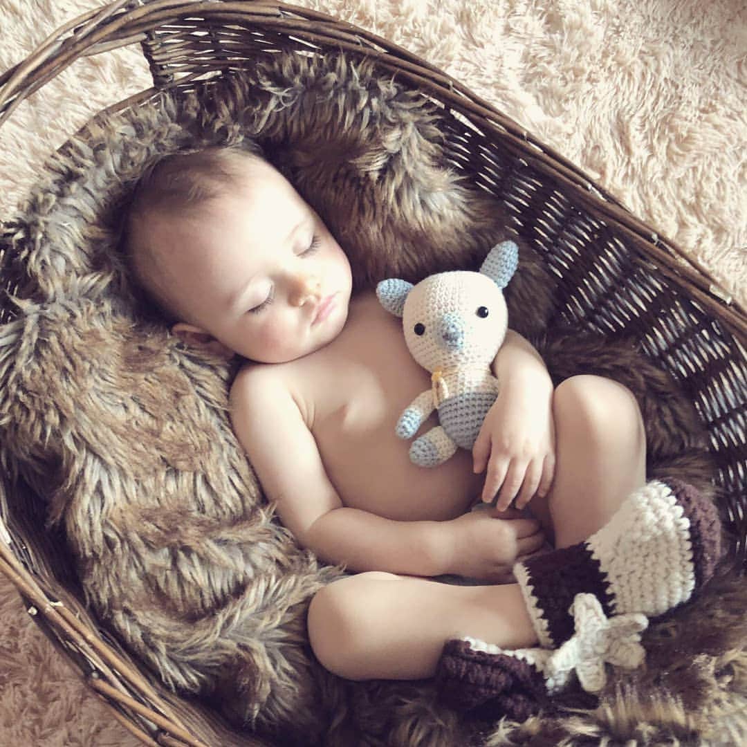 長久保智子さんのインスタグラム写真 - (長久保智子Instagram)「My friend's baby with "le miel" （le miel is my knitting toy） So～cute💙💙 * * 友人がまたまた可愛らしい写真を送ってくれた。ルミエルをだっこしてスヤスヤbaby～💤 なんてかわいいの！💙 * * #knittingtoy #knittingbear #crochetforbaby #knittingforbaby #organiccottonknit #knittingwithlove #knittinglife #knittingforboys #あみぐるみ #編みぐるみ」3月31日 20時07分 - satoko.tricot_the
