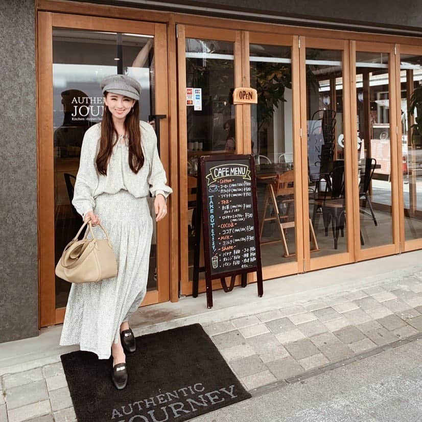 のインスタグラム：「本当はGWに着ようと思っていたけどお気に入りすぎてヘビロテしちゃってます😂💛 * ちなみに受注販売ですがGWまでのお届けが可能です🛒 * 是非チェックしてください🌿 * #HIAND#ブラウスコーデ#コーデ#コーディネート#スカートコーデ#サングラス#outfit#ootd#HERMES#エルメス#バーキン#액세서리#instafashion#선글라스#2019ss#가방#セットアップ#スカートコーデ#ブラウスコーデ#패션#30代ファッション#에르메스#hnHIAND#에르메스#キッズコーデ#kidsfashion」
