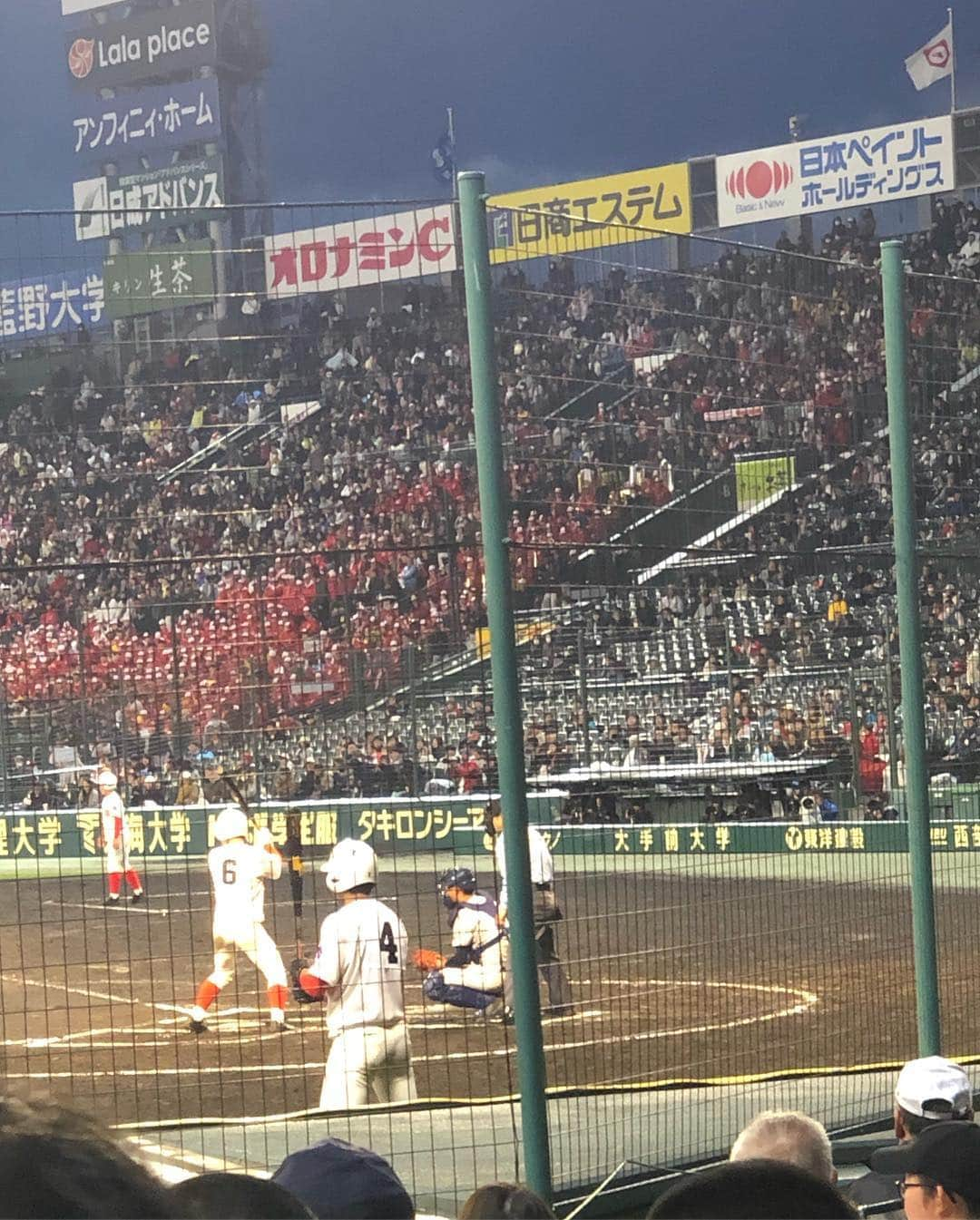 中尾みほさんのインスタグラム写真 - (中尾みほInstagram)「・ 智辯和歌山⚾️負けたけど かなり良い試合やった😭💕 途中雨☔️降ったりで 寒すぎたけど観る価値 アリな試合でした！⚾️ ・ また夏🌺戻ってきてね📣 今年は黒川くん推し😚 去年凄い打つなぁって思ってて 3年生やと思ってみてたら 去年はまだ2年生やって今年もおるんや！ みたいな😆それで応援してる📣 ・ ・ 湿気で髪の毛やばみ💗 #甲子園#阪神甲子園球場#黒川史陽 #選抜高校野球#智辯和歌山#甲子園カレー #智辯 #和歌山 #地元 #高校野球 #マタニティ#マタニティライフ #マタニティコーデ #中尾みほ #make#makeup#selfie#selfies #japan#baseball#love#sports」3月31日 20時10分 - mihochan18