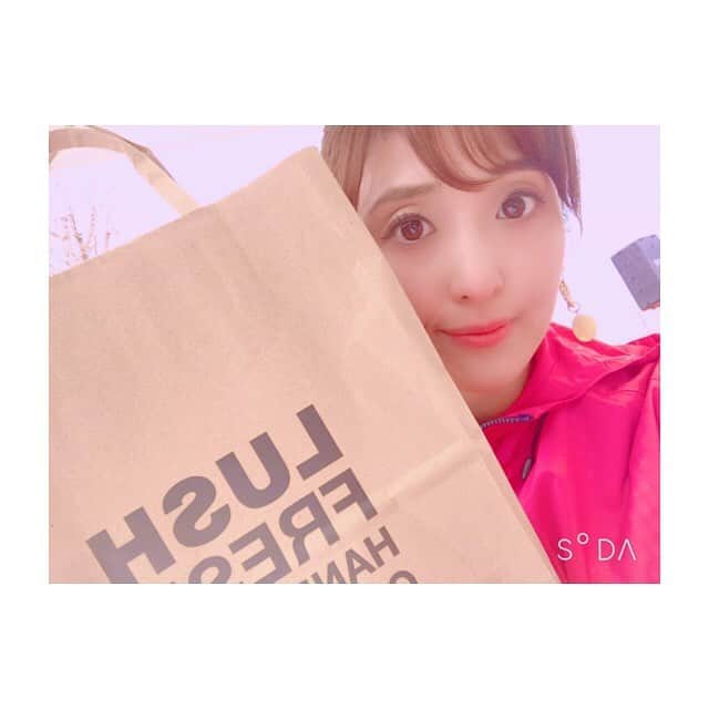 川口智美さんのインスタグラム写真 - (川口智美Instagram)「#桂枝太郎 師匠も #jcom いいじゃん！横浜のロケで遊びに 来てくれて  #ホワイトデー に #lushjapan (@lushjapan ) 頂いちゃいました👐 ありがとうございます🎁  #南区桜まつり」3月31日 20時11分 - horipro_satomikawaguchi