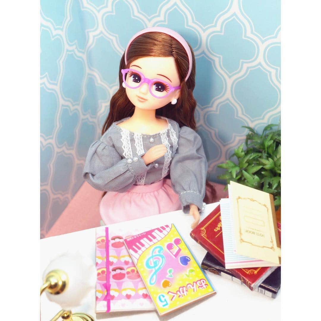 リカちゃんさんのインスタグラム写真 - (リカちゃんInstagram)「Everybody, listen-up ☆ I’m getting my spring break #homework done at a good pace ! ♡ みんな、聞いて☆ 春休みの #宿題 がとってもいいペースで進んでいるの！そしたらね、パパが #タピオカミルクティー を買ってきてくれて… さらにやる気アップ♡ 明日の分もやっちゃおうかな♪ #リカちゃん #fashion #ootd #hairstyle #licca #liccadoll #japanesedoll #japan #girl #instadaily #instagood #instagramjapan #instagram」3月31日 20時13分 - bonjour_licca