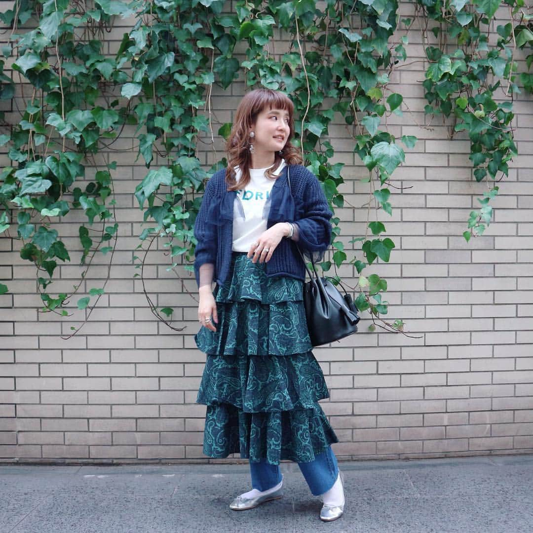 宮崎真梨子さんのインスタグラム写真 - (宮崎真梨子Instagram)「こないだのお洋服♡展示会で気になった【the Virgnia(@the_virgnia )】のロゴTシャツ♡やっぱ可愛すぎてGETしてしまった♡首の詰まり具合も良い感じです♡ ∵ コーデの詳細は、プロフィールのURLからチェックしてみてください♡ ∵ ∵ #いつこ #sscollectivejp #sslooksjp #shopstylejp #pr #ショップスタイル #thevirgnia #神戸レタス #kobelettuce #buildingblock #sesto  #coordinate #ママコーデ #ママファッション #大人ファッション #30代コーデ #大人可愛い #ミヤマリ #vocest #vocemagazine #美容ブロガー #インフルエンサー #ヘアアレンジ #ママ #男の子ママ #mamagirl #おしゃれさんと繋がりたい #ootd_kob #ルーファ」3月31日 20時23分 - miyamari92