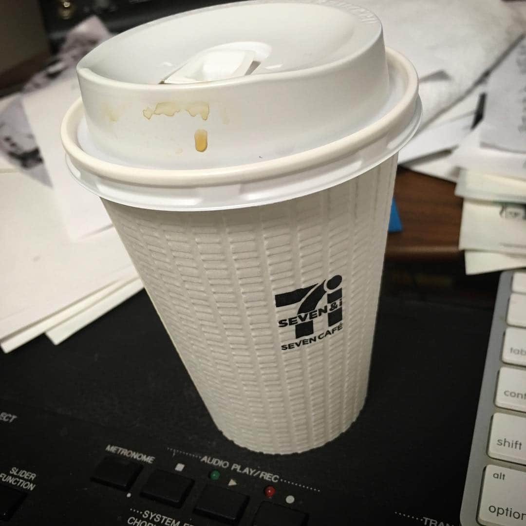 小田和奏さんのインスタグラム写真 - (小田和奏Instagram)「さすがに飲み過ぎだよなぁ。 作業場の味に飽きて、コンビニでワンドリップ。」3月31日 20時23分 - kazusou