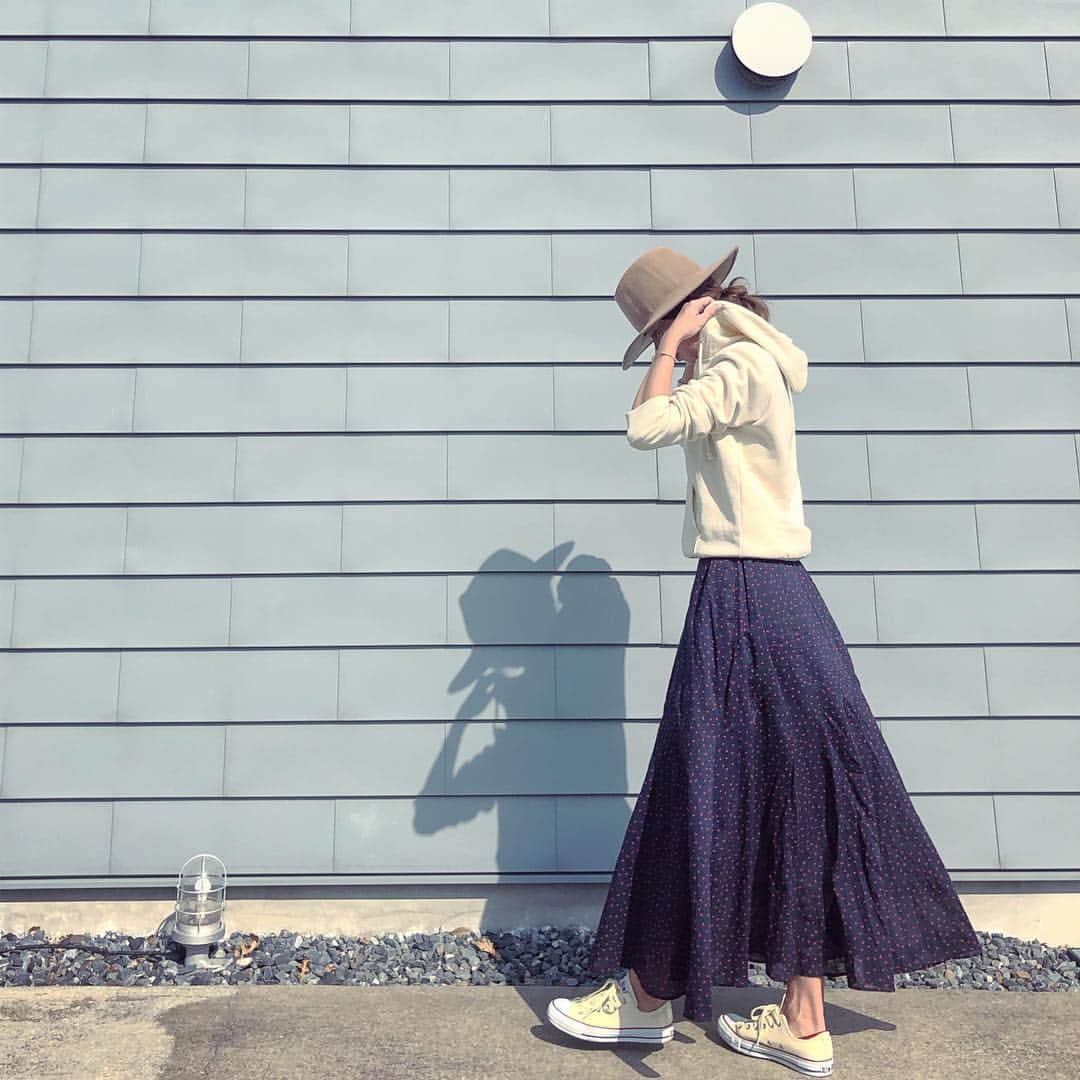 のインスタグラム：「✴︎ 単色のターコイズっぽい色と迷って 最終的に決めた この色&柄 決め手は▶︎この感じは持ってないから。  ネイビー×レッド 多分、コーディネート次第では ちょっとレトロな雰囲気もアリ。 フンワリたっぷりな生地が◎」