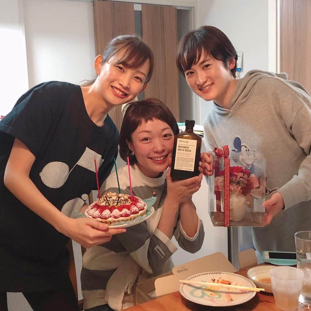 小雪さんのインスタグラム写真 - (小雪Instagram)「やんさんまぁさんから2ヶ月遅れの🤣 誕生日祝いとドォーモお疲れ様ケーキを頂きました🎂 #この3人安定の遅れて祝うパターン←  会話の内容が、仕事のことはもちろんだけど家のこととか、ぐんと大人っぽくなりました（笑） いつもありがとう！ これからも宜しくどうぞ😊  #我が家はお花でいっぱい💐 #家花見🌸 #明日から4月 #新たなスタートです🌈  一緒に頑張っていきましょう😊」3月31日 20時17分 - koyuki2