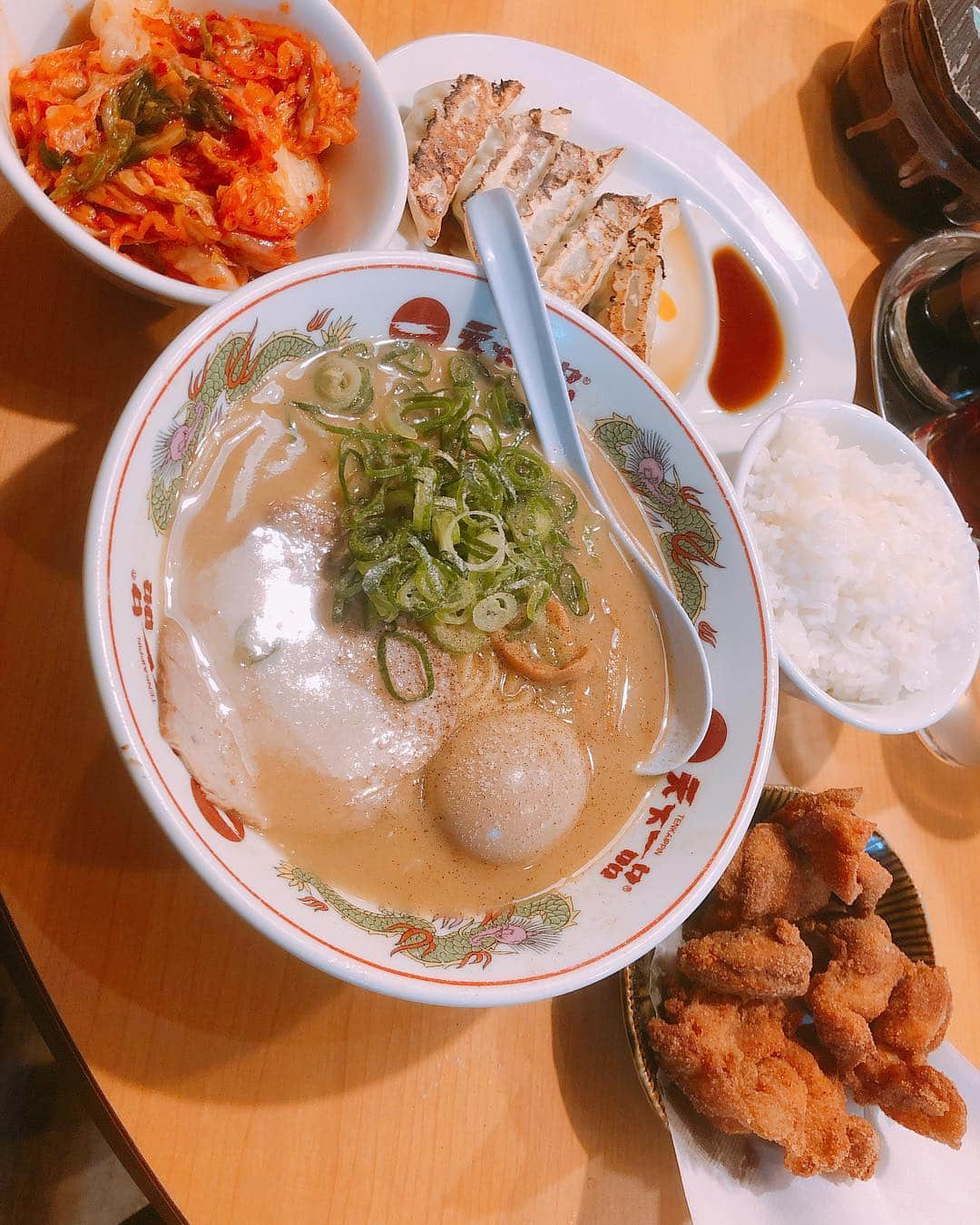 宇佐美あいりさんのインスタグラム写真 - (宇佐美あいりInstagram)「久しぶりにラーメン食べたくて大好きな天下一品🍜✨がっつりw満足😋💓その後カフェでクリームソーダ🥤飲んぢゃった🐷休みはまたデブ活なり😂w #天一#天下一品#ラーメン#こってり#こってりラーメン#唐揚げ定食#唐揚げ#餃子#キムチ#クリームソーダ#カフェ#cafe#クール#食べすぎ#デブ活#ラーメン大好き#ラーメン大好き女子#京都ラーメン#鳥#野菜#企業秘密#スープ#新宿#followme」3月31日 20時17分 - airi.usami_official