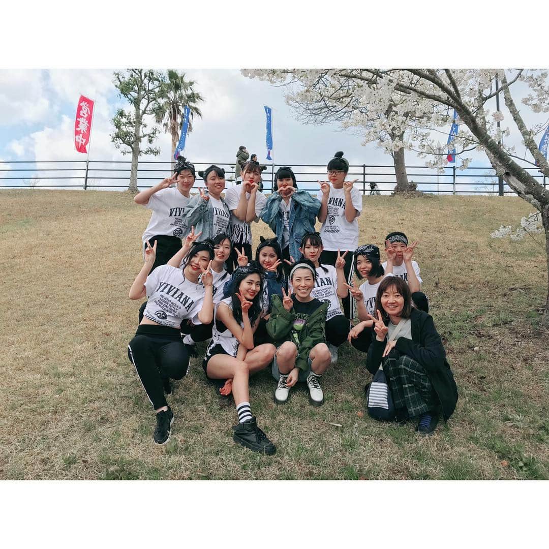 etsucoのインスタグラム：「* * * 第23回 宮リバー度会パーク 🌸春まつり🌸 * 今年は伊勢学園ダンス同好会のみんなと一緒に💪🏼♥️ * みんなと一緒に何かやるのは楽しいね。みんなと一緒に笑うのは楽しいね。私たちが伝えたかった事はそうゆう事です。 * みんな楽しく踊れたかな？ みんな自分の可能性を感じられたかな？未来はまだまだ楽しい事だらけだよ、と過去の自分に胸を張って教えてあげたいです👏🏼そうゆう人間でありたいです。 * 髪をセットして、衣装を着て、お化粧したり、入念に鏡をチェックしたり、、、沢山の人の前で何かをするとゆう事はとてもドキドキするし不安もあるけど、それ以上にワクワクや達成感もあったと思う。学校ではあまり出来ない経験を少しでも出来たかな？💋 * 伊勢学園の先生方はじめ、ダンス同好会OBのみんな、ダンス同好会のみんな、そしてMIYABI先生、studio EARLYのみんな、共演者の方々、音響スタッフの方々、遊びに来てくださった皆様、そしてもちろん！毎年声を掛けてくださる度会町の皆々様、本当にいつもありがとうございます！！！ * 個人的には、自分の大好きな度会町で、自分の大好きなのあの場所で、自分の大好きなnobodyknows+パイセンのライブが見れたこと、最高に幸せで最高に飛び跳ねた1日でした✨✨✨万歳。 * * #宮リバー #度会パーク #春まつり #伊勢学園 #ダンス同好会 #高校生 #私も自分の人生に大きく影響を与えたのは高校時代でした #etsuco #nobodyknows #岩崎家総出でココロオドッタ #最高 #久々のライブやっぱり楽しかった #まだまだ辞めれそうにない #最近のみやびからの圧力 #パない #いつもありがとう #最高の仲間」