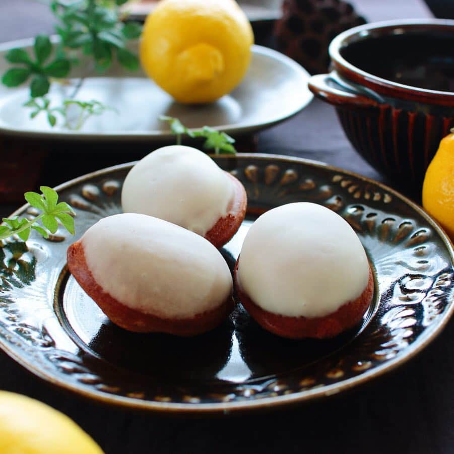 のインスタグラム：「2019年3月31日 . 🎶続レモンケーキ🎶 . とりあえずの第1作目。 味は良いです。 軽めだけどコクもあり爽やか。だけど食感が口どけ良すぎてつまらない💦もっとこうほろほろっと解けるような、それでいて口の中で心地よい存在感があるものにしたいなぁ😅アーモンドプードル使ってつながり悪くするかな。  無添加ケーキの場合、溶かしバターのカトルカール的なのは、ちゃんと乳化させて繋げないと日持ちさせた時に乾燥が早くパサつきがちです。  なので、今回はしっかり繋げた生地にしたらしっとりふんわり、でも滑らかになってしまいました。  コーティングはホワイトチョコのレモンアイシング🍋あれこれ乳化させて足したり引いたり（笑）まさに実験状態🧪。ミルキーレモンの美味しいのができたけど、乾きが遅い〜💦時間はかかるけど柔らかくサラサラに固まります。良いな、これ💚でもね、自宅用なら良いけどレッスン用としては困るんです😅  りんちゃん @lynnesmeal のところで、シェフレシピのレモンケーキ見ちゃったし影響受けてしまいそう💦 . #レモンケーキ #試作中 #お菓子教室 #ミルガトー #つくば #茨城」