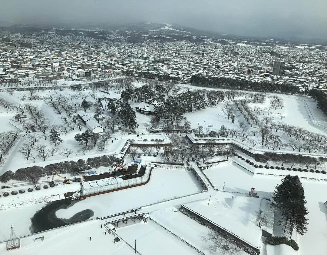 山岡実乃里のインスタグラム：「今更投稿🤳 先月の北海道旅行✈️☃️ 1日目の函館🌟❄️ 魚が美味しすぎて感動しました🥺  #北海道旅行 #函館 #五稜郭 #函館山 #社員旅行 #instatravels #hokkaidotrip #hakodate #hakodatetrip」